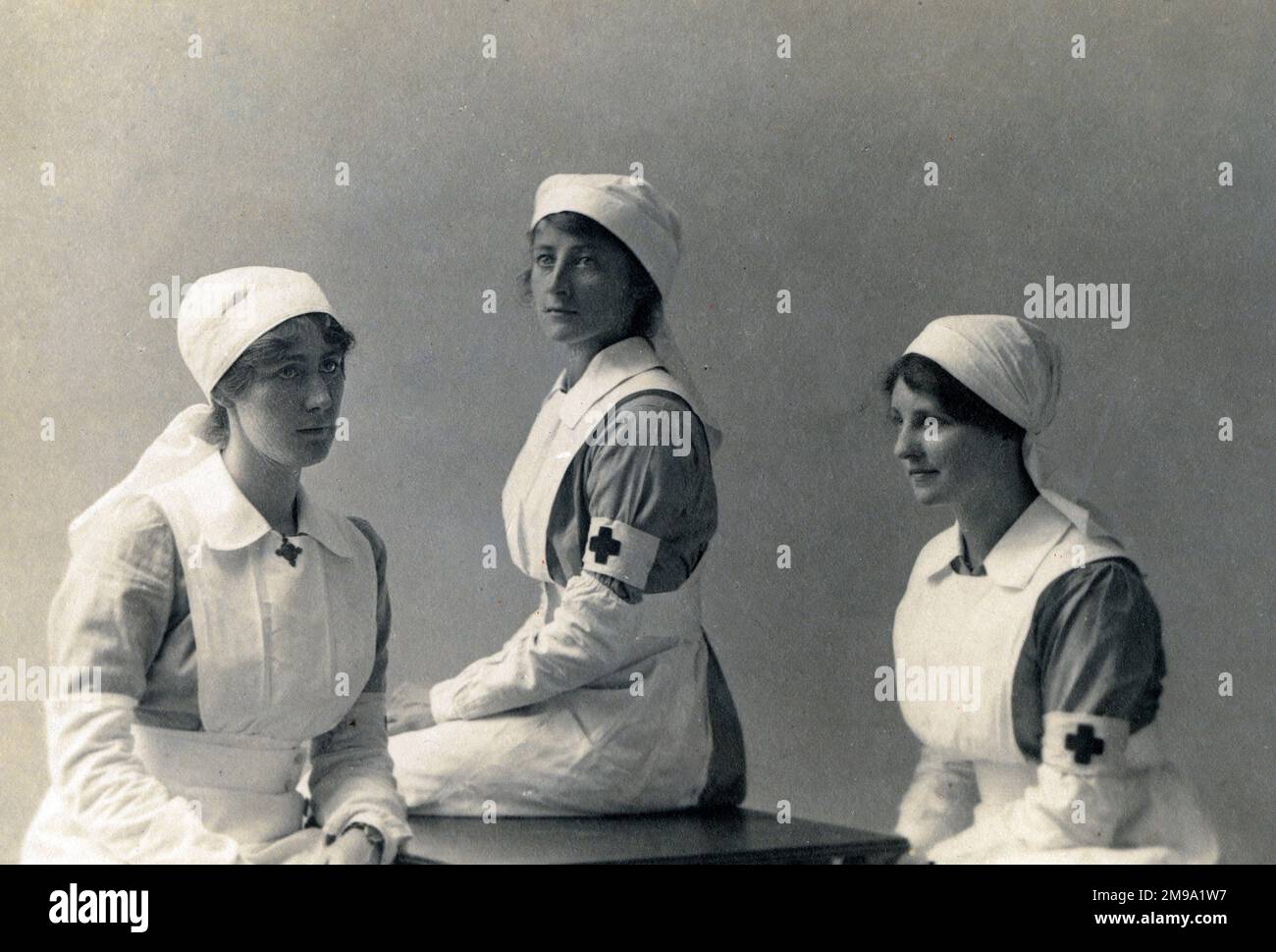 Tre infermieri in uniforme - era WW1 - Londra Nord. Foto Stock