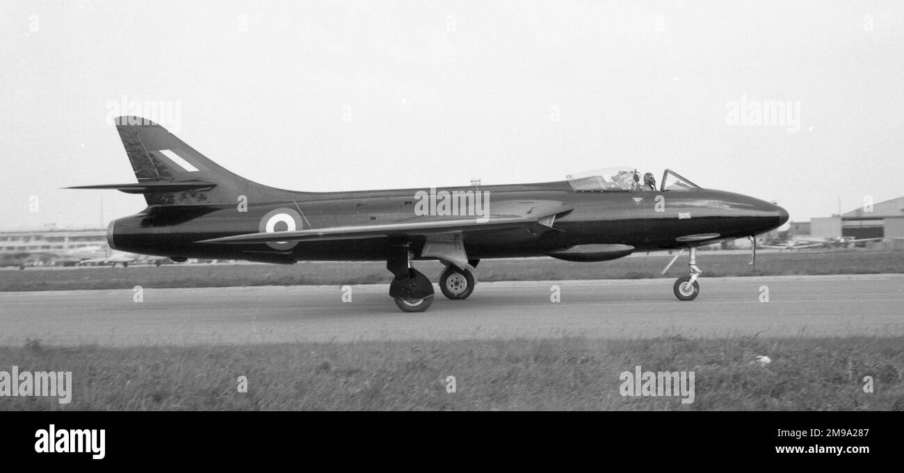 Royal Air Force Hawker Hunter F Mk. 6 XE592 di No.111 Squadron RAF frecce nere, squadra di visualizzazione formazione. XE592 è stato consegnato come F Mk. 6 il 02-10-1956, convertito in F(GA) Mk.9 in un certo momento dopo che questa fotografia è stata scattata, scritto il 16-10-1964and ha colpito la carica il 05-12-1964 come CAT5(S). Foto Stock