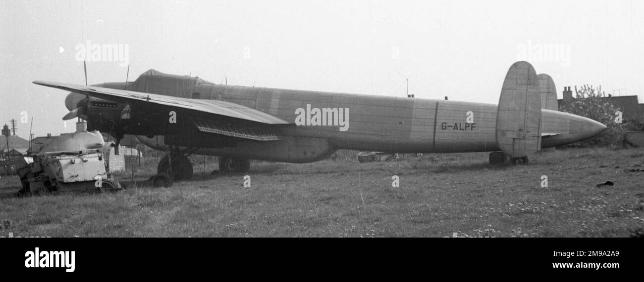 L'unico Regno Unito ha registrato Avro 695 Lincolnian G-ALPF (ex RAF Lincoln B.2 RE290) parcheggiato a Southend prima di essere demolito nel 1952. Convertito da Airflight Ltd. Nel 1949 e utilizzato sul Berlin Airlift per il trasporto merci su un solo volo e come vettore di carburante su 45 ulteriori sorties. Un Lincolnian convertito per l'aeronautica argentina; LV-ZEI come la Cruz del Sud, per i voli di indagine Antactic. Altri tre sono stati convertiti da Field Aircraft Services con un pannier più grande, per una società di imballaggio aborti della carne del Paraguayan, ma non sono stati consegnati e rottamati. Foto Stock
