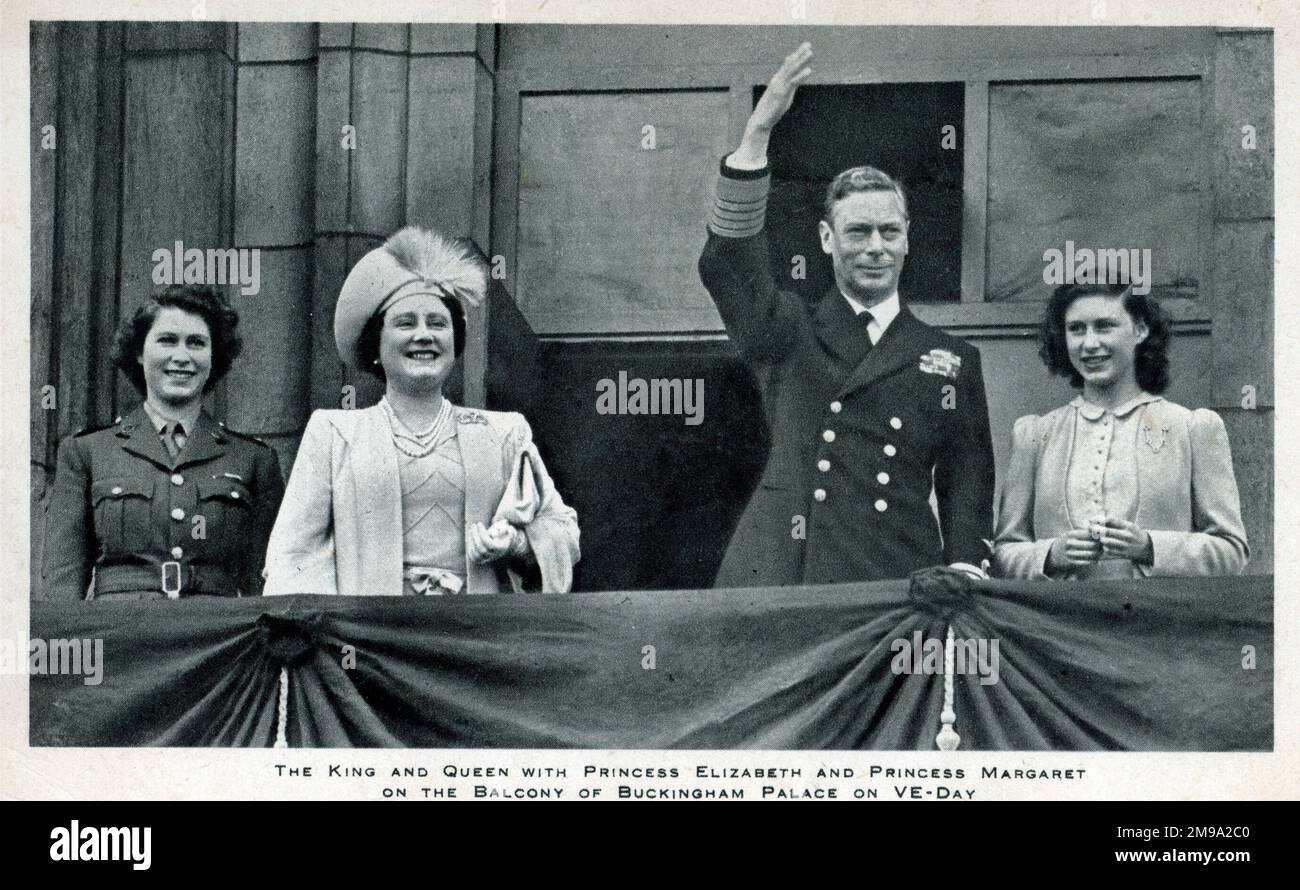 La famiglia reale sul balcone di Buckingham House, VE giorno 1945. Foto Stock