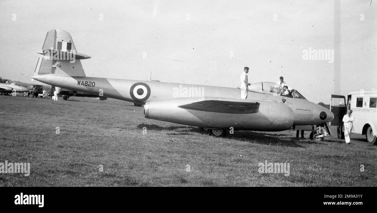 Gloster Sapphire Meteor F.8 WA820 al 1950° SBAC Farnborough Air Show. Sullo sfondo si possono vedere Gloster Meteor F.4 VZ389 e Avro Lincoln B.2 RA657 della Flight Refueling Ltd., che hanno eseguito dimostrazioni di rifornimento durante il salone aereo. WA820 è stato consegnato il 17 marzo 1950 dopo la conversione in Armstrong Siddeley Sapphire 2 potenza e stabilito quattro Time-to-height record volato da R. B.Prickett da Moreton Valence il 31 agosto 1951: Tempo a 12.000 mwas 3 minuti 9,5 secondi. WA820 è stato poi relegato in un ruolo istruttivo, al RAF Halton AS 7141M, il 01 aprile 1954. Infine lei Foto Stock