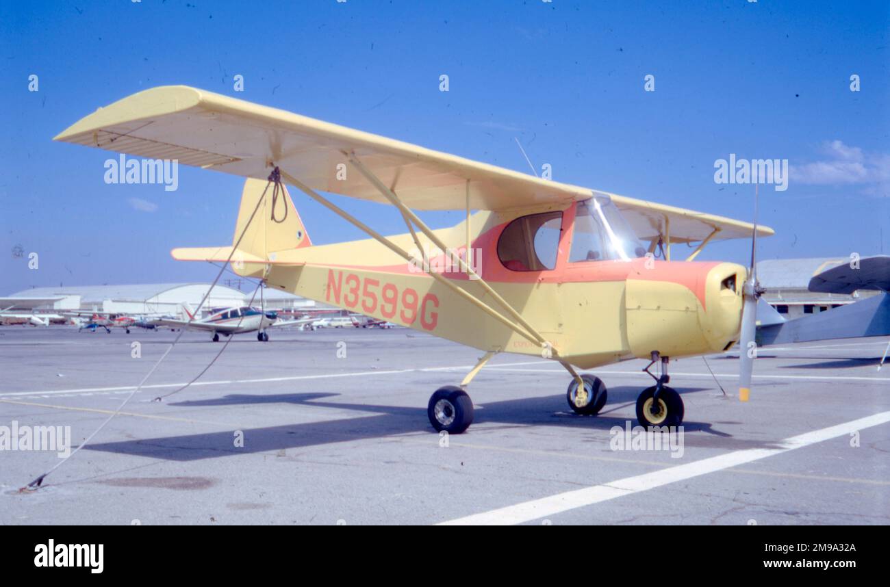 Modello gallese A coniglio gallese - N3599G George gallese produsse esempi di un lightplane monosedile modello A coniglio gallese (primo volo 1965) e due posti modello B (primo volo 1968). Il coniglio gallese del 1965 Un monoplano monoplano ad ala alta in cabina monoposto ha volato per la prima volta il 12 novembre 1965, registrato nel N3599G, con un carrello di atterraggio convenzionale. Coniglio gallese AEngine: Continental A65-8, 65hpWingspan: 26&#65533;lunghezza: 18&#65533;carico utile: 350 lbs velocità massima: 108 mphvelocità di crociera: 98 mphStall: 48 mphSeats: 1 il coniglio gallese 1988 B monoplano ad ala alta a due posti ha volato per la prima volta nel novembre 1988, registrato anche N3599G, con tric Foto Stock