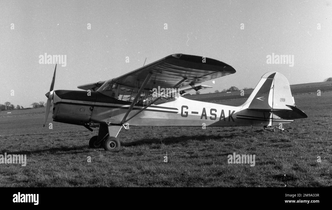 Beagle A.61 Terrier serie 2 (msn B.604) G-ASAK presso Stapleford Tawney. Convertito da Auster T.7 WE591, consegnato il 19 marzo 1951 e stallato il 26 gennaio 1960. Dopo la riparazione e la conversione, a A.61 Terrier serie 2 G-ASAK. Venduto in Francia come F-AZTJ e successivamente ad Hassfurt, Germania come D-EZTJ. Foto Stock