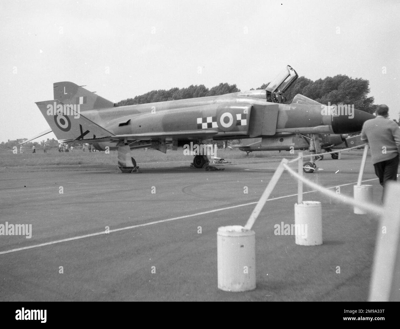 Royal Air Force McDonnell Douglas F-4K Phantom FG.1 XV573 (msn 3065/9327) al RAF Leuchars. (Il F-4K - FG.1 era la variante Royal Navy, trasferita al RAF al momento del rilascio dal servizio FAA). Il primo volo è stato effettuato il 29 ottobre 1968, consegnato il 24 marzo 1969 e rottamato a RAF Leuchars nell'aprile 1992 da Adams Scrapyard. Foto Stock