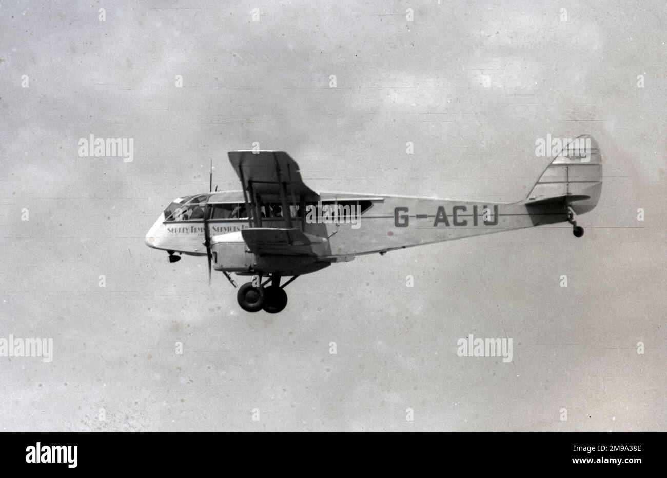 De Havilland DH.84 Dragon G-ACIU (msn 3041) di Surrey Flying Services Ltd., in avvicinamento a terra all'aeroporto di Croydon. Il primo registrato su 25.07.33 era precedentemente posseduto da Marmaduke Furness (Lord Furness), impiccato a Stag Lane e l'onorevole Brian Lewis, impiccato a Heston. G-ACIU è stato impressionato nel RAF come X9395 il 2,4.40, ma danneggiato al decollo il 29.4.40 in Francia. Durante l'evacuazione X9395 è stato bruciato per impedire la cattura da parte delle forze tedesche nel maggio 1940. Foto Stock