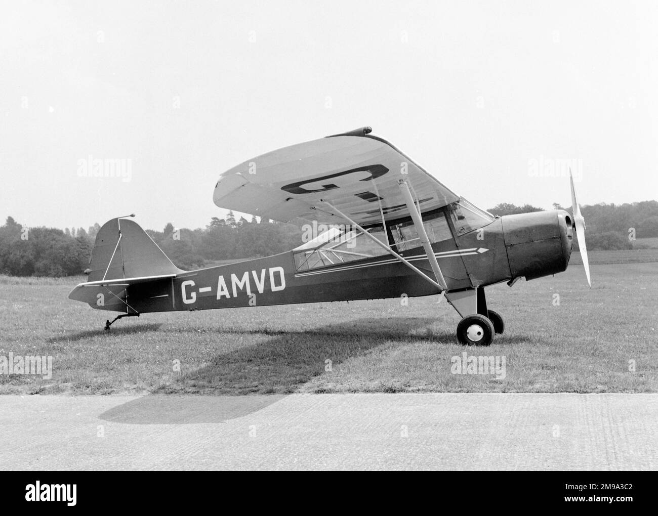 Taylorcraft Auster 5 G-AMVD (msn 1565). Costruito per la Royal Air Force come TJ565, registrato come G-AMVD nel Regno Unito il 6 ottobre 1952, è stato esportato in Francia come F-BGTF dal 26 maggio 1953, tornando al registro del Regno Unito il 17 febbraio 1979. Foto Stock
