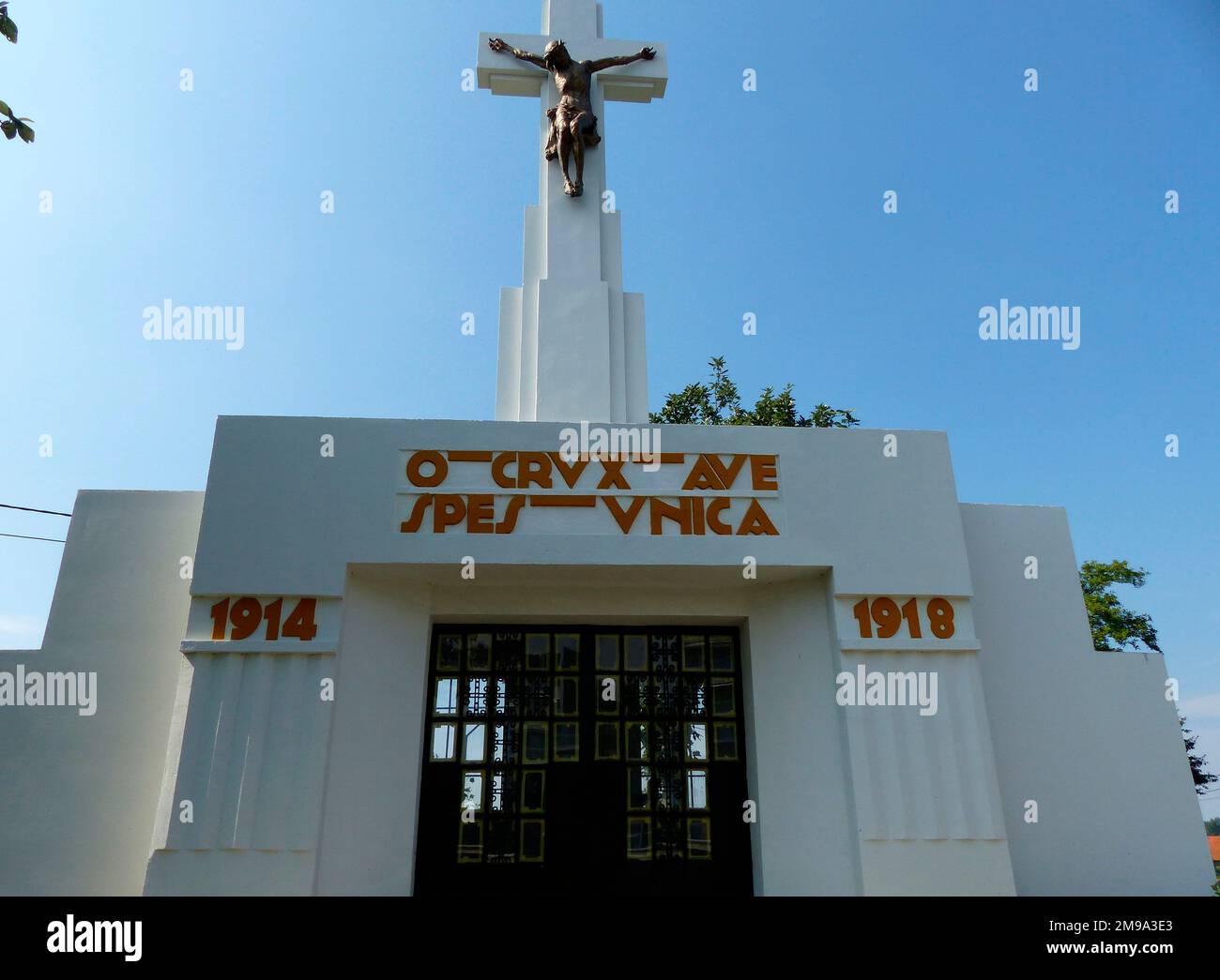 Si tratta di un monumento religioso dedicato a tutti i soldati e civili morti nella Grande Guerra. Il 23 settembre 1928 fu solennemente benedetto dal Vescovo di Bruges alla presenza del Duca e della Duchessa di Brabante, del futuro Re Leopoldo 111 e della Regina Astrid. Un tempo era il centro di grandi pellegrinaggi, ma questi decadono quando fu costruita la Torre Ijzer. Foto Stock