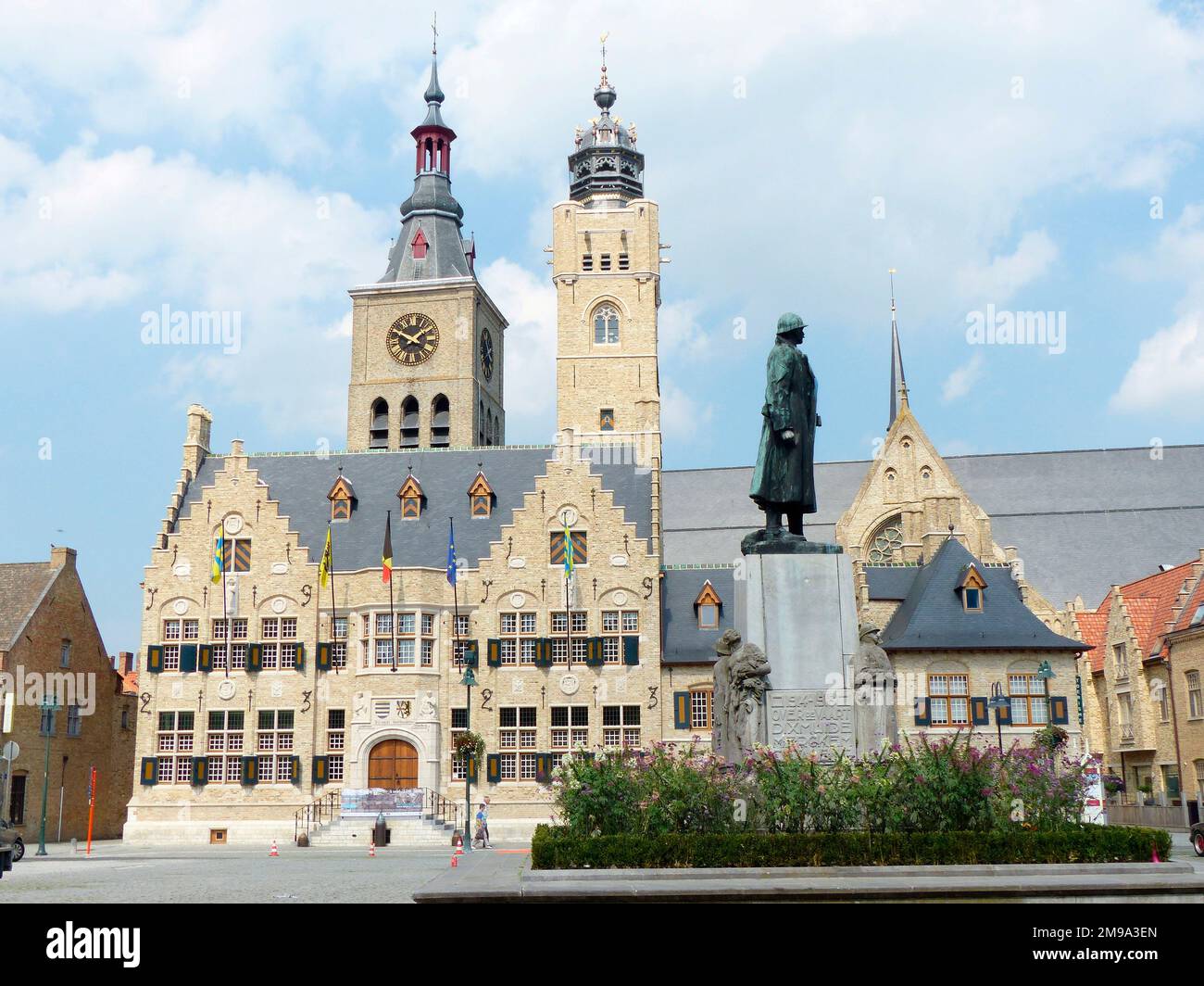 Questo edificio meravigliosamente fiammingo ristrutturato design contiene l'Ufficio del Turismo, e all'esterno nella piazza è la figura del generale Jacques, che era comandante del 12th ° reggimento belga della linea che difendeva la città alla fine di ottobre 1914. Il 25 gennaio 1920 Dixmuide è stata insignita della Croix de Guerre dal presidente Poincare per le sue azioni eroiche nei primi giorni della guerra, e nel 1922 Mussonlini, presumibilmente a causa dei leanings fascisti della società fiamminga, l'ha insignita della Grande Croix dItalie. Foto Stock