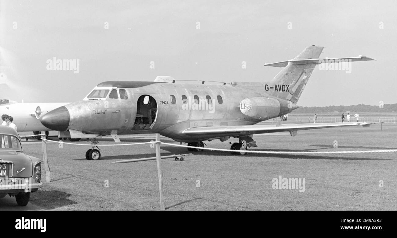 Hawker Siddeley HS.125 serie 3B / RA G-AVDX (msn 25113), con breve SC.9 XH132, armi e radar di prova velivolo (modificato Inglese elettrico Canberra PR.9) a Hatfield per una giornata aperta. Foto Stock