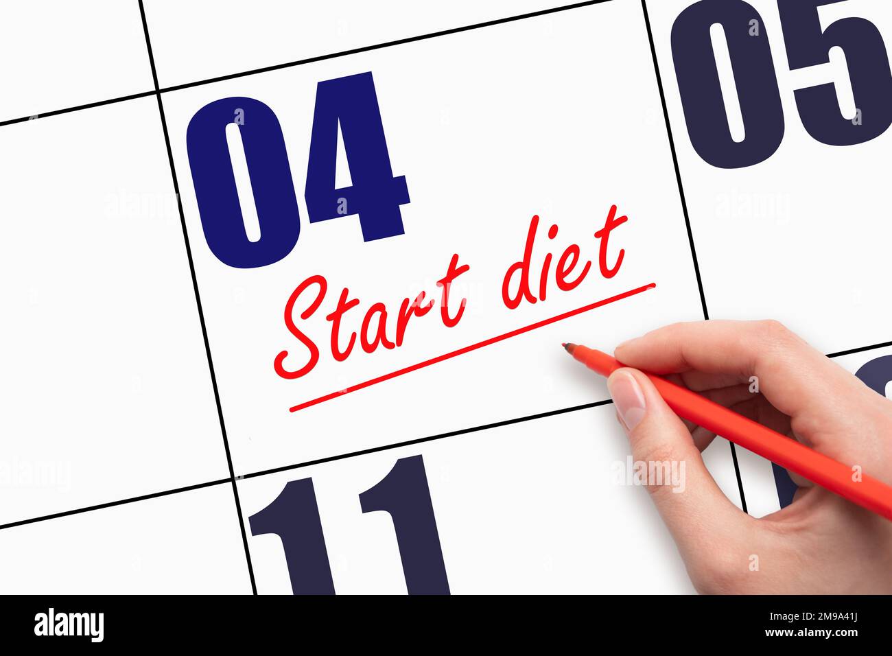 4th giorno del mese. Scrivere a mano il testo INIZIARE LA DIETA e disegnare una linea sulla data di calendario. Mangiare sano. Perdita di peso. Concetto giorno dell'anno. Foto Stock