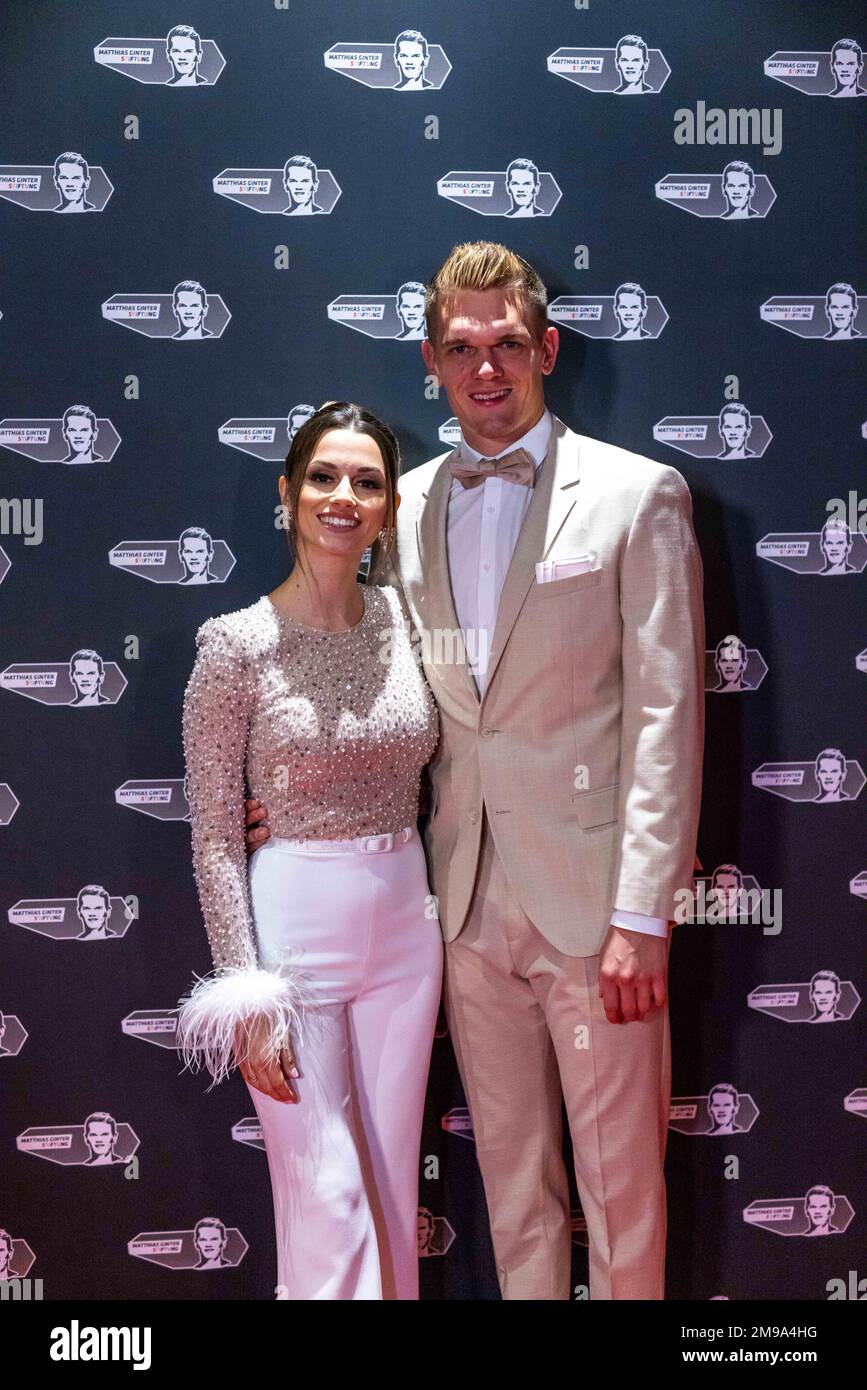 17 gennaio 2023, Baden-Wuerttemberg, Friburgo: Il calciatore Matthias Ginter e sua moglie Christina si sono schierati in vista di una gala di raccolta fondi per la Fondazione Matthias Ginter presso lo stadio Europa Park di SC (Sportclub) Friburgo. La fondazione del calciatore professionista è stata fondata nel marzo 2018. Secondo le proprie informazioni, sostiene i bambini e i giovani mentalmente, fisicamente e socialmente svantaggiati nella zona di Friburgo. Foto: Philipp von Ditfurth/dpa Foto Stock