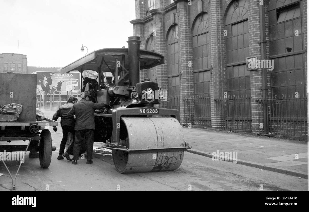 Ad un rally di motore di trazione fuori dal Museo della Scienza e della tecnologia su Newhall Street, Birmingham:- Aveling & Porter F classe Road Roller, regn. NX 6283, numero 10893, Dan disperato. Costruito nel 1924 da Aveling & Porter a Rochester, alimentato da un motore a vapore composto da 6 NHP. Foto Stock