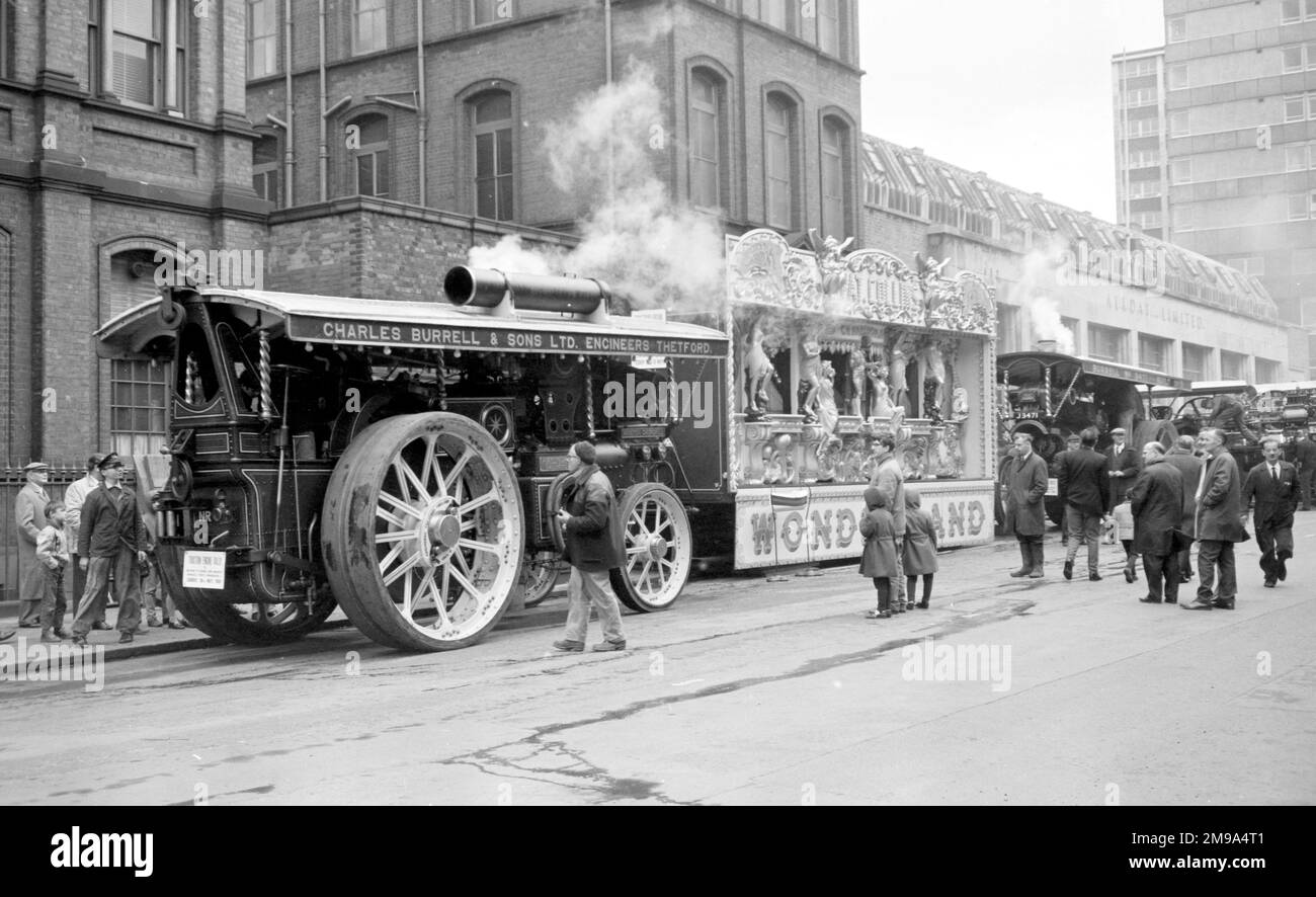 In un rally a motore di trazione fuori dal Museo della Scienza e della tecnologia su Newhall Street, Birmingham:- Burrell Scenic Class Showmans Road locomotiva, regn. NR 965, numero 3909, Winston Churchill. Costruito nel 1922 da Charles Burrell & Sons a Thetford, a Norfolk, alimentato da un motore a vapore composto 8 NHP. Con la locomotiva Burrell Showmans Road, regn. J 3471, numero 3471, la Rover, costruita nel 1913, alimentata da un motore a vapore composto da 6 NHP. Entrambi alimentano l'organo della Fiera Wonderland costruito da Charles Marenghi & Cie In Francia. Foto Stock