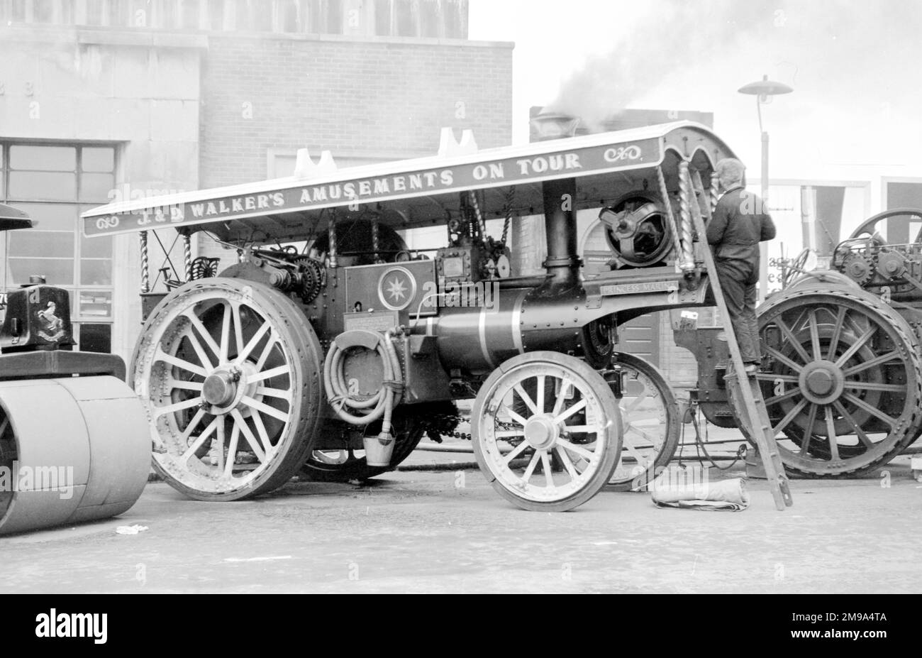 Ad un rally di motore di trazione fuori del Museo di Scince e tecnologia su Newhall Street, Birmingham:- Locomotiva di Burrell Showmans Road, regn. CL 4483, numero 3847, Princess Marina. Costruito nel 1920 da Charles Burrell & Sons a Thetford, a Norfolk, alimentato da un motore a vapore composto 6 NHP. Foto Stock