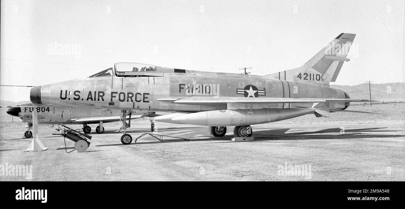 United States Air Force - North American F-100C-25-NA Super Sabre 54-2110 (msn 217-371) del 476th Fighter-Day Squadron / 479th Fighter-Day Wing a Palmdale. 2110 si schiantò nei pressi di Boron, CA, il 14 aprile 1958, il pilota espulso in modo sicuro. Foto Stock