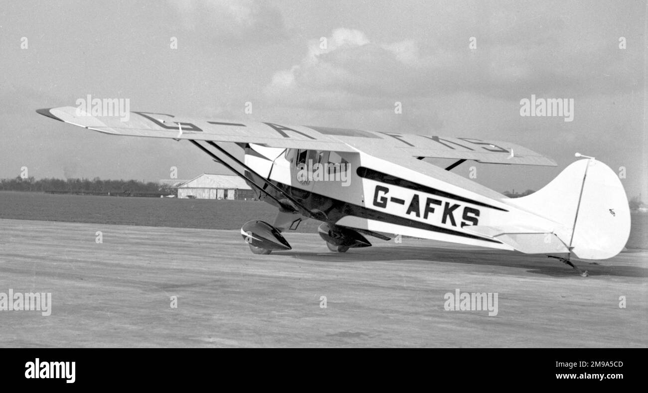 Foster-Wikner GM.1 Wicko G-AFKS (msn 6). Registrato per la prima volta su 5January 1939 G-AFKS è stato utilizzato da Nash Aircraft Sales Ltd Come dimostratore ed era, un tempo, dotato di sci. In comune con la maggior parte dei Wickos Built, G-AFKS è stato impressionato nel RAF come HM574, chiamato Foster-Wikner Warferry, sopravvissuto alla guerra ma non evitando il rottame-uomo a Eastleigh nel 1946. Foto Stock