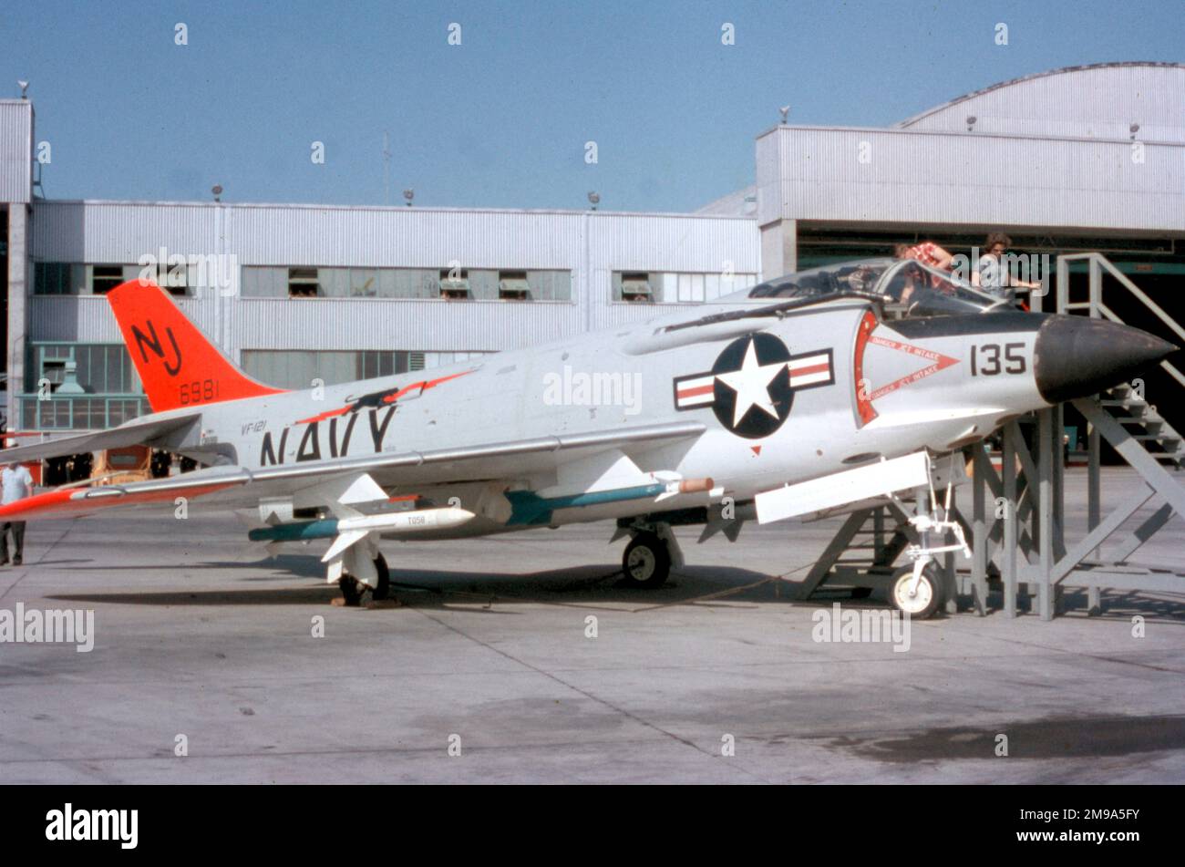 United States Navy - McDonnell F3H-2N Demon 136981 (msn 166 / codice base NJ / Call-sign 135) di VF-121. 136981 può essere visto alla base aerea navale Miramar armato con AIM-9 Sidewinder e AIM-7 Sparrow Air-Air missili questo aeromobile è stato abbattuto carica e rottamato al Naval Air Facility Litchfield Park. In Arizona, il 30 ottobre 1964. Foto Stock