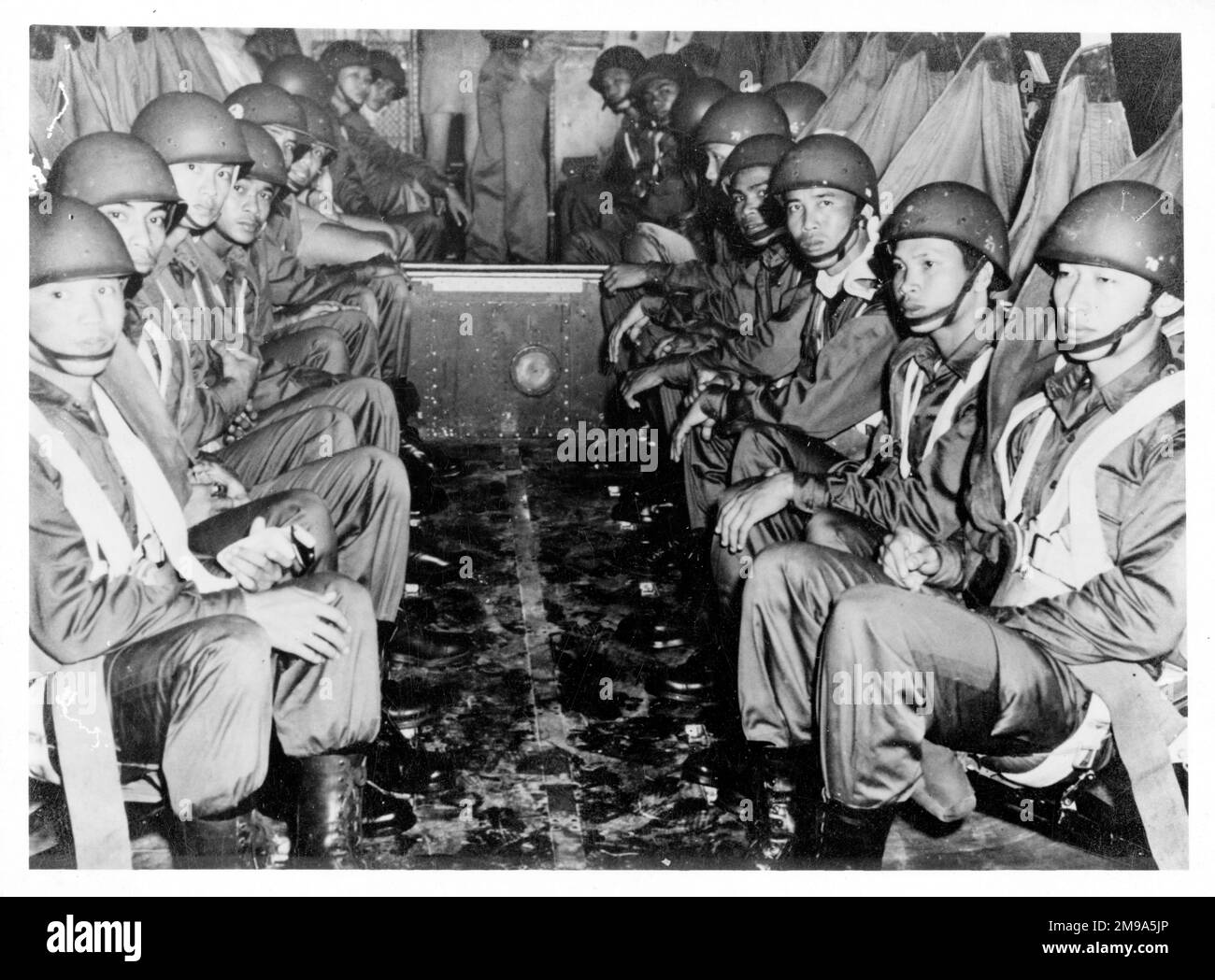 Allenamento paracadutismo tailandese da parte della Royal Air Force al RAF Sembawang di Singapore 03:prendi posto sull'aereo_Valletta_. (Seduta in Valletta) Foto Stock