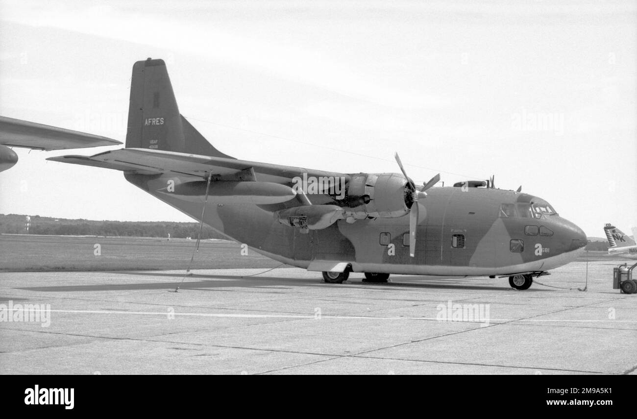 United States Air Force Reserve - Fairchild C-123K 54-0681 (msn 20131) presso la base dell'aeronautica militare di Westover (AFB). Costruito come Fairchild C-123B-9-fa Provider, il numero: 681 è stato convertito in C-123K. Al registro civile come N681DG 1987. Conservato a Sheppard AFB. N681DG ha subito la rimozione dei motori a reazione, ripristinando efficacemente la configurazione C-123B. Venduto al Museo dell'aviazione di Hagerstown nel Maryland nel 2013. Foto Stock