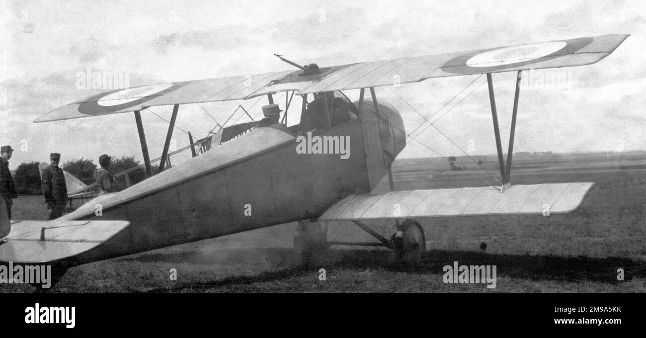 (Immagine rara) Aviation Militaire Francaise - Nieuport X AR, aereo da caccia-ricognizione a due posti. Una rara immagine del Nieuport X con la mitragliatrice montata in modo flessibile sulla sezione centrale azionata dall'osservatore attraverso un foro. Foto Stock