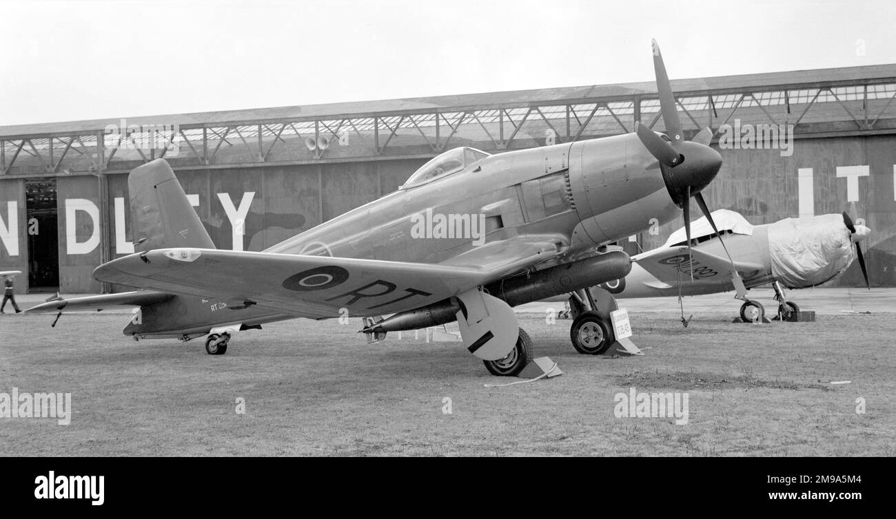 Blackburn YA.1 Firecrest RT651 al 1947 SBAC Radlett air-show, parcheggiato accanto al primo prototipo Boulton Paul Balliol VL892. Progettato per soddisfare la specifica S.28-43 il Firecrest di Blackburn B-48, (data la designazione SBAC YA.1), è stato un aereo da sciopero da portatore a sedile singolo, sviluppato dal Firebrand di Blackburn. Sono stati costruiti due prototipi, ma non è stata eseguita alcuna produzione, in quanto il Firecrest con motore a pistoni è stato presto classificato da potenziali aerei a turboelica come il Westland Wyvern. Foto Stock