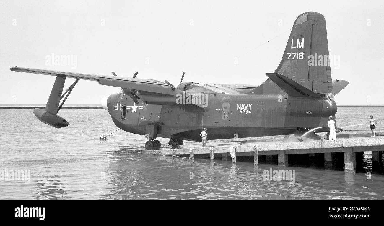 United States Navy - Martin P5M-1 Marlin 127718 (codice unità LM, segnale di chiamata 8) con VP-44, con sede a Norfolk Naval Air Station, Virginia. Quando VP-44 ha ricevuto il nuovo numero T-tail P5M-2s: 127718 è stato trasferito a VP-40, con il quale è stato visto alla RAF Kai Tak, Hong Kong il 19 dicembre 1959. Foto Stock