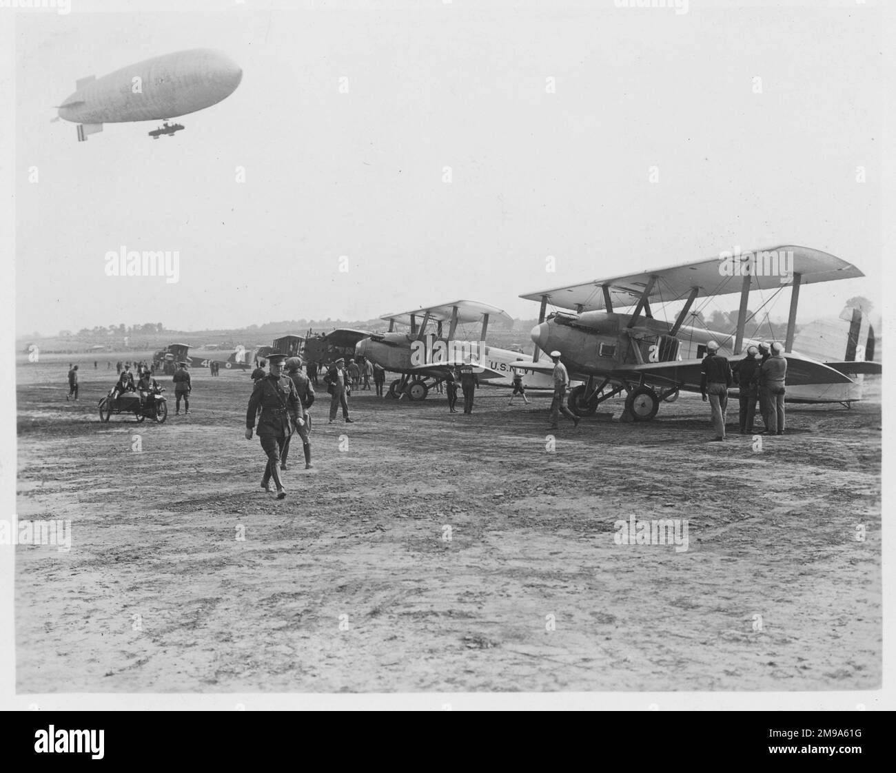 United States Navy Douglas DT-4 (x2), con United States Army Air Service 2x Martin MB-2, un Fokker T-2 (F.IV) e un blimp US Army to-3, per una dimostrazione. Foto Stock