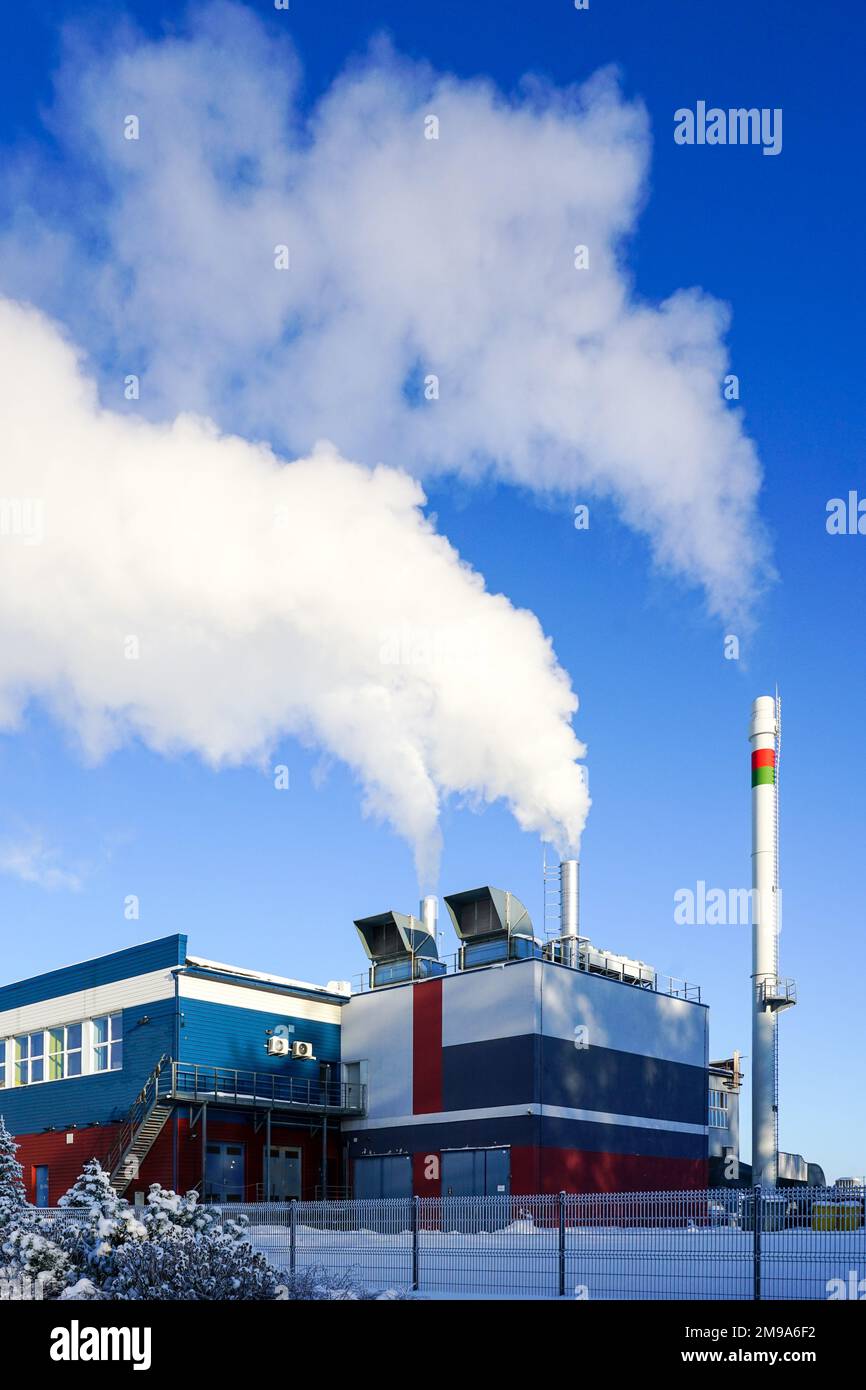 Un nuovo e moderno impianto di riscaldamento a gas di cogenerazione ad alta efficienza energetica termica funzionante a piena capacità in inverno Foto Stock