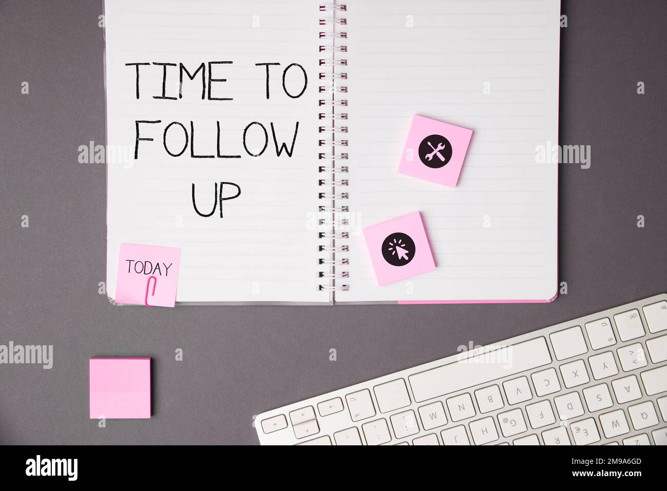 Scrittura a mano del testo tempo di follow-up, foto concettuale richiesta dell'attività precedente o continuazione delle informazioni Foto Stock