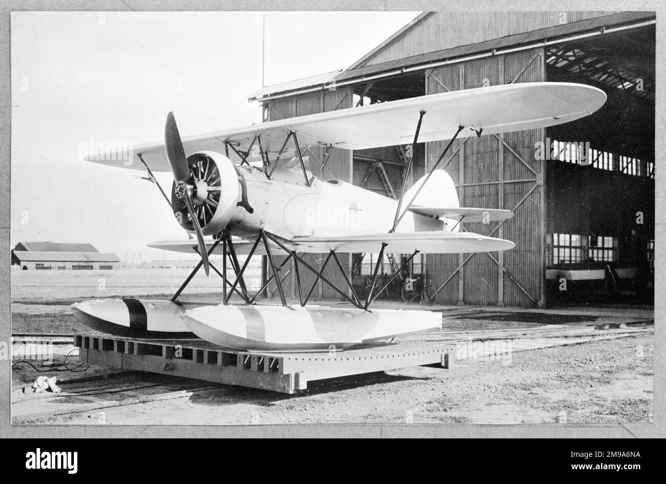 Aichi AB-3 Reconnaissance Seaplane, ordinato dalla Marina imperiale giapponese, per l'uso sulla nuova nave da guerra della Marina cinese ordinata dal cantiere navale Harima in Giappone. Alimentata da un motore radiale Gasuden 130hp, la struttura aerea, quando smontata, doveva inserirsi in un'area 3,20m (10ft 6in) di 3,3m (10ft l0in) di larghezza. Attingendo all'esperienza nella progettazione della AB-2 strettamente correlata, Tetsuo Miki, designer di aerei di Aichi, ha completato il prototipo nel gennaio 1932. I voli di prova sono stati effettuati dai piloti di prova di Aichi, Kanekichi Yokoyama e Tamizo Amagai, dal porto di Nagoya, a partire dal febbraio di quell'anno. Questo becam Foto Stock