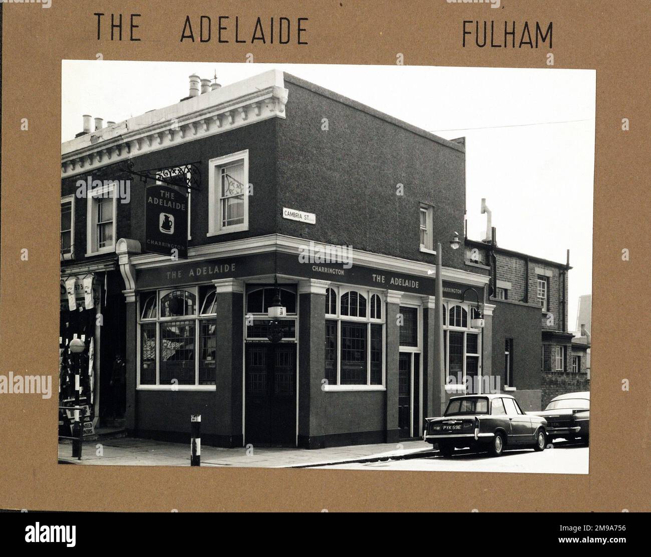 Fotografia di Adelaide PH, Fulham, Londra. Il lato principale della stampa (mostrato qui) raffigura: Angolo sulla vista del pub. Il retro della stampa (disponibile su richiesta) dettagli: Niente per Adelaide, Fulham, Londra SW6 2EB. A partire da luglio 2018 . Chiuso nel 1997 ma riaperto come cafe.bar Lunasa entro il 2001. Successivamente convertito nel ristorante 'Vamos da Tapas' nel 2005 e nel 2008 fu un negozio di lampade. Charles Edwards. Foto Stock
