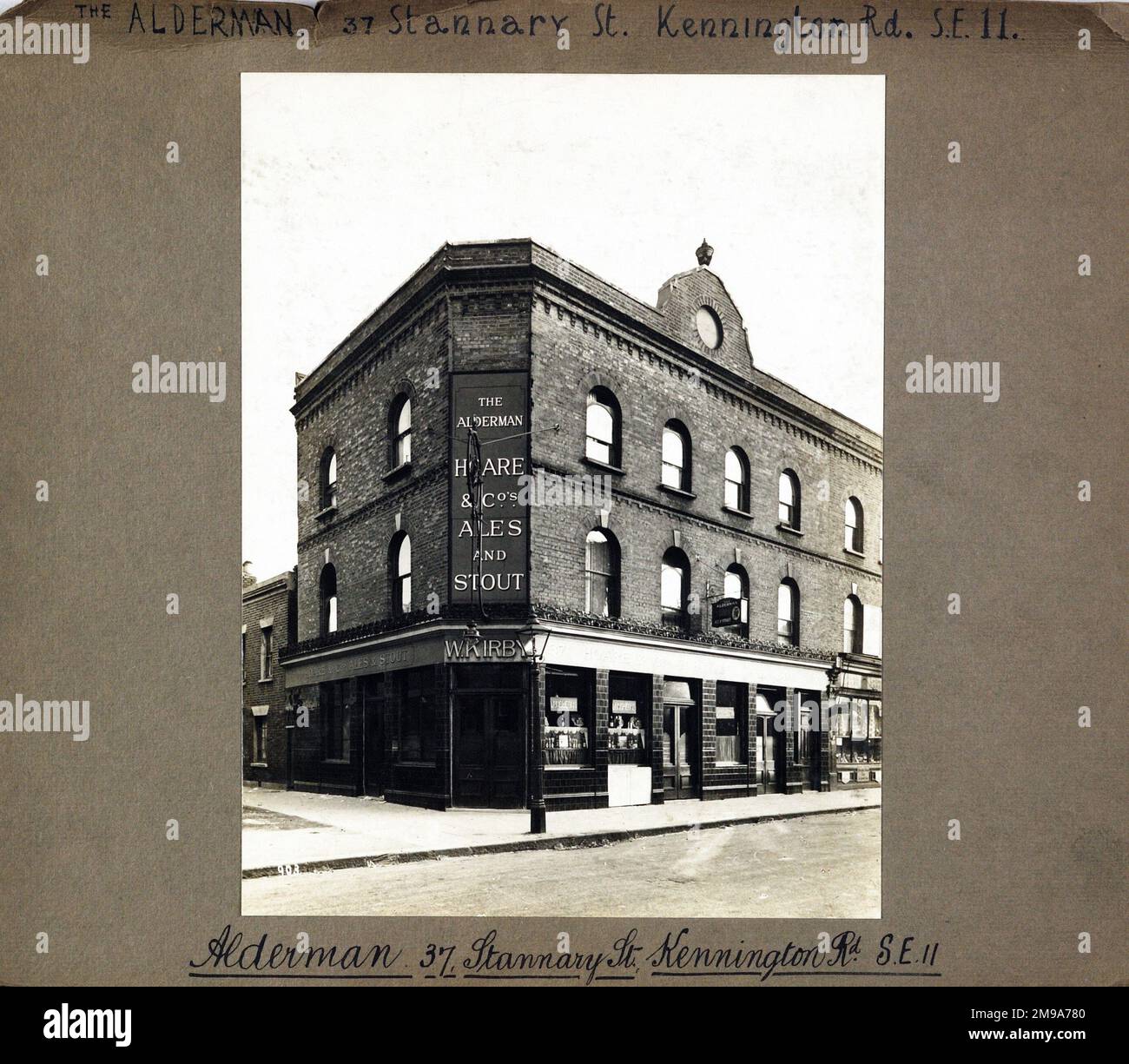 Fotografia di Alderman PH, Kennington, Londra. Il lato principale della stampa (mostrato qui) raffigura: Angolo sulla vista del pub. Il retro della stampa (disponibile su richiesta) dettagli: Niente per l'Alderman, Kennington, Londra SE11 4AD. A partire da luglio 2018 . Chiuso . ora ufficio al piano terra con residenziale sopra Foto Stock