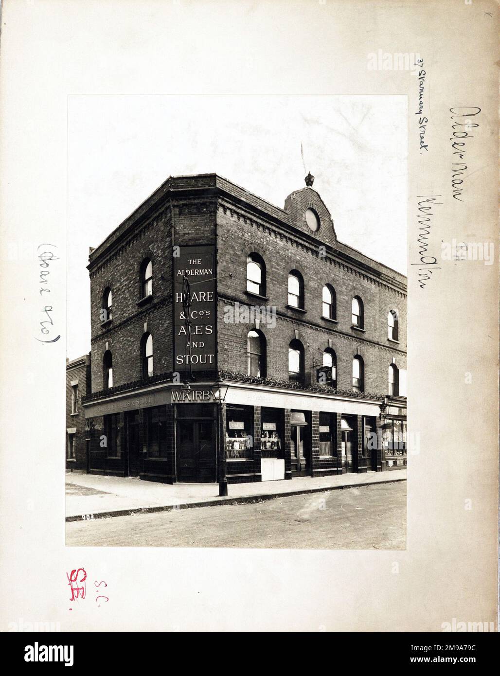 Fotografia di Alderman PH, Kennington, Londra. Il lato principale della stampa (mostrato qui) raffigura: Angolo sulla vista del pub. Il retro della stampa (disponibile su richiesta) dettagli: Trading Record 1934 . 1965 per l'Alderman, Kennington, Londra SE11 4AD. A partire da luglio 2018 . Chiuso . ora ufficio al piano terra con residenziale sopra Foto Stock