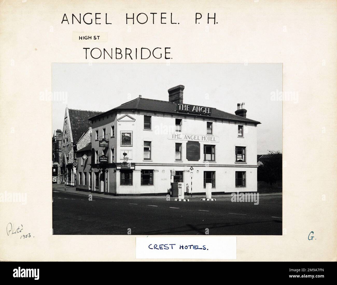 Fotografia di Angel Hotel, Tonbridge, Kent. Il lato principale della stampa (mostrato qui) raffigura: Angolo sulla vista del pub. Il retro della stampa (disponibile su richiesta) dettagli: Trading Record 1939 . 1963 per The Angel Hotel, Tonbridge, Kent TN9 1SG. A partire da luglio 2018 . Demoliti e sostituiti da moderni edifici commerciali Foto Stock