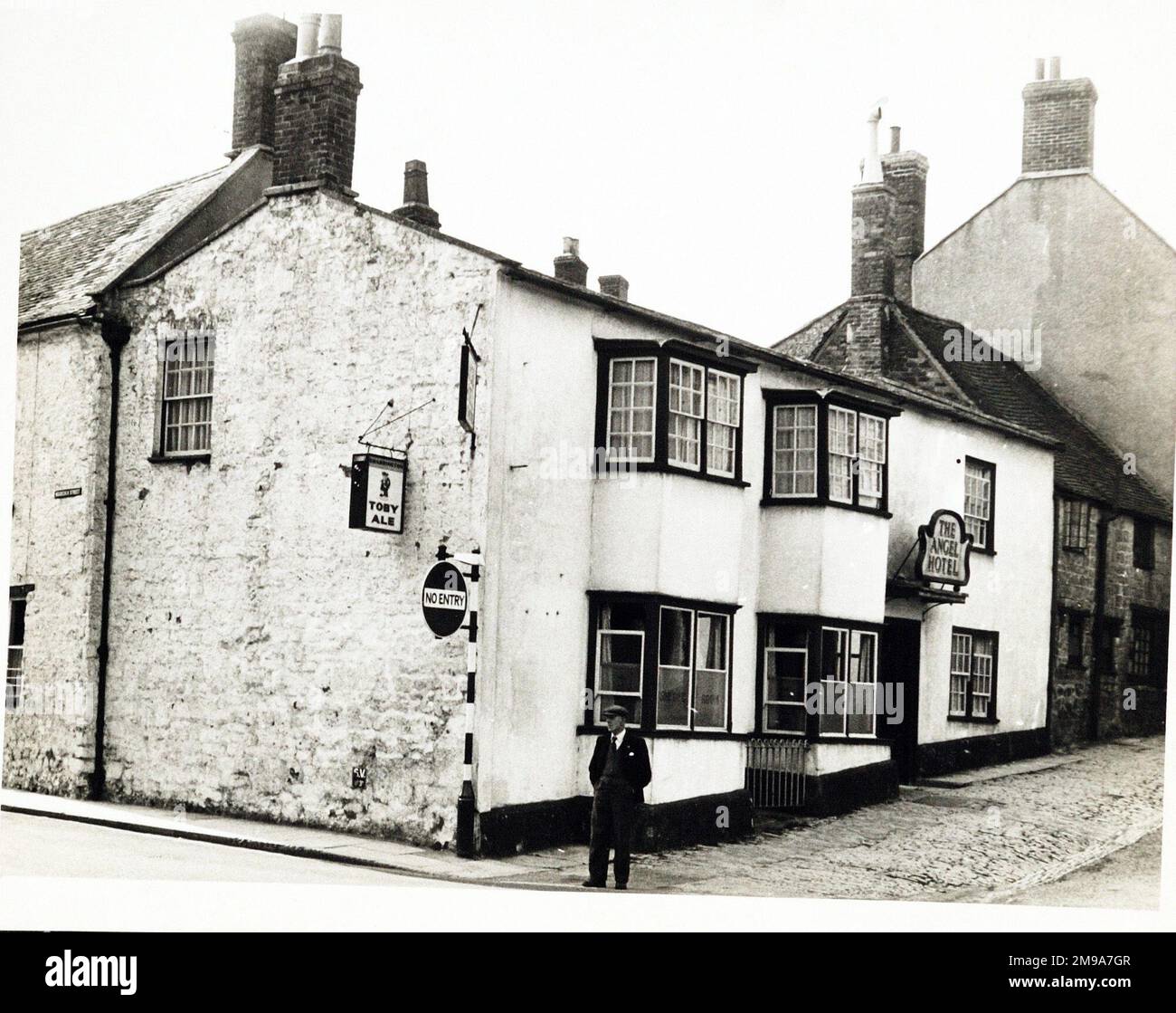 Fotografia di Angel Inn, Castle Cary, Somerset. Il lato principale della stampa (mostrato qui) raffigura: Angolo sulla vista del pub. Il retro della stampa (disponibile su richiesta) dettagli: Documento d'identità pubblicano per l'Angel Inn, Castle Cary, Somerset BA7 7AL. A partire da luglio 2018 . Pub chiuso ora un negozio di scarpe chiamato Stripes Foto Stock
