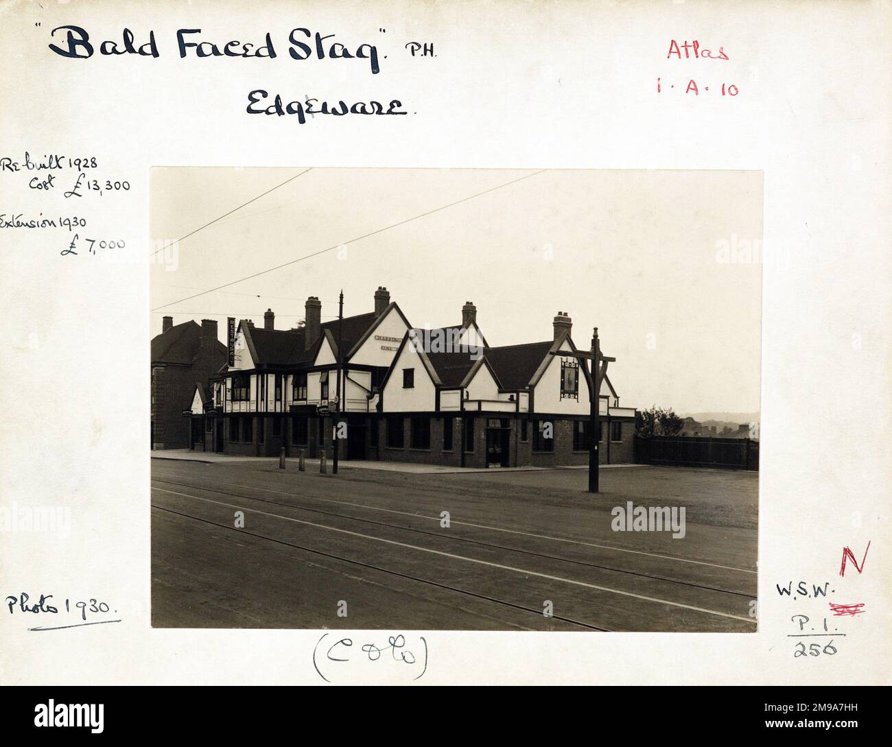 Fotografia di Baldfronted Stag PH, Edgware, Londra. Il lato principale della stampa (mostrato qui) raffigura: Angolo sulla vista del pub. Il retro della stampa (disponibile su richiesta) dettagli: Trading Record 1924 . 1961 per il Baldfronted Stag, Edgware, Londra HA8 0BE. A partire da luglio 2018 . Chiuso. Showroom mobili. A partire da agosto 2017 sembra derelitto; l'applicazione di pianificazione è stata approvata per diventare un negozio al dettaglio con appartamenti sopra. Foto Stock