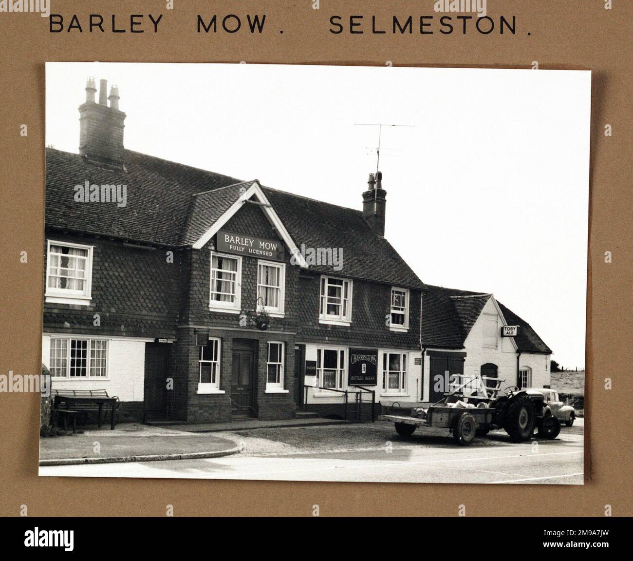 Fotografia di Barley Mow PH, Selmeton, Sussex. Il lato principale della stampa (mostrato qui) raffigura: La faccia sinistra sulla vista del pub. Il retro della stampa (disponibile su richiesta) dettagli: Niente per il Barley Mow, Selmeston, Sussex BN26 6UE. A partire da luglio 2018 . Proprietario . Firle Estate Foto Stock