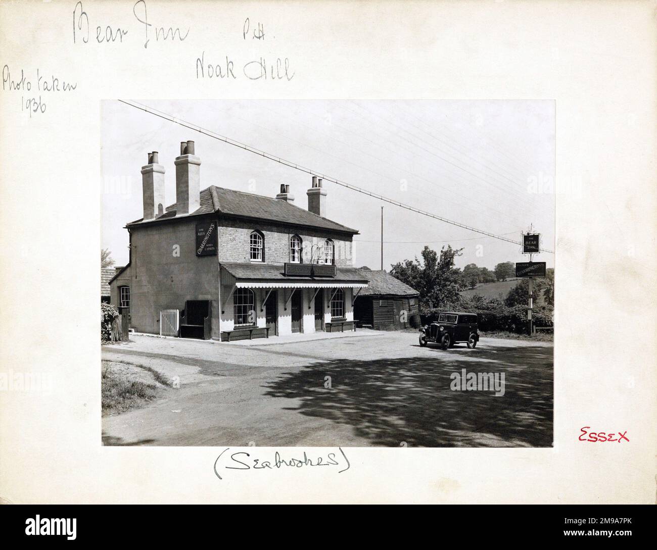 Fotografia di Bear Inn, Noak Hill, Essex. Il lato principale della stampa (mostrato qui) raffigura: Lato sinistro del vecchio pub in vista. Il retro della stampa (disponibile su richiesta) dettagli: Trading Record 1929 . 1962 per The Bear Inn, Noak Hill, Essex RM3 7LL. A partire da luglio 2018 . Precedentemente il pub Bear a Sizzling . Ora di proprietà di Milton Pub e taverne Foto Stock