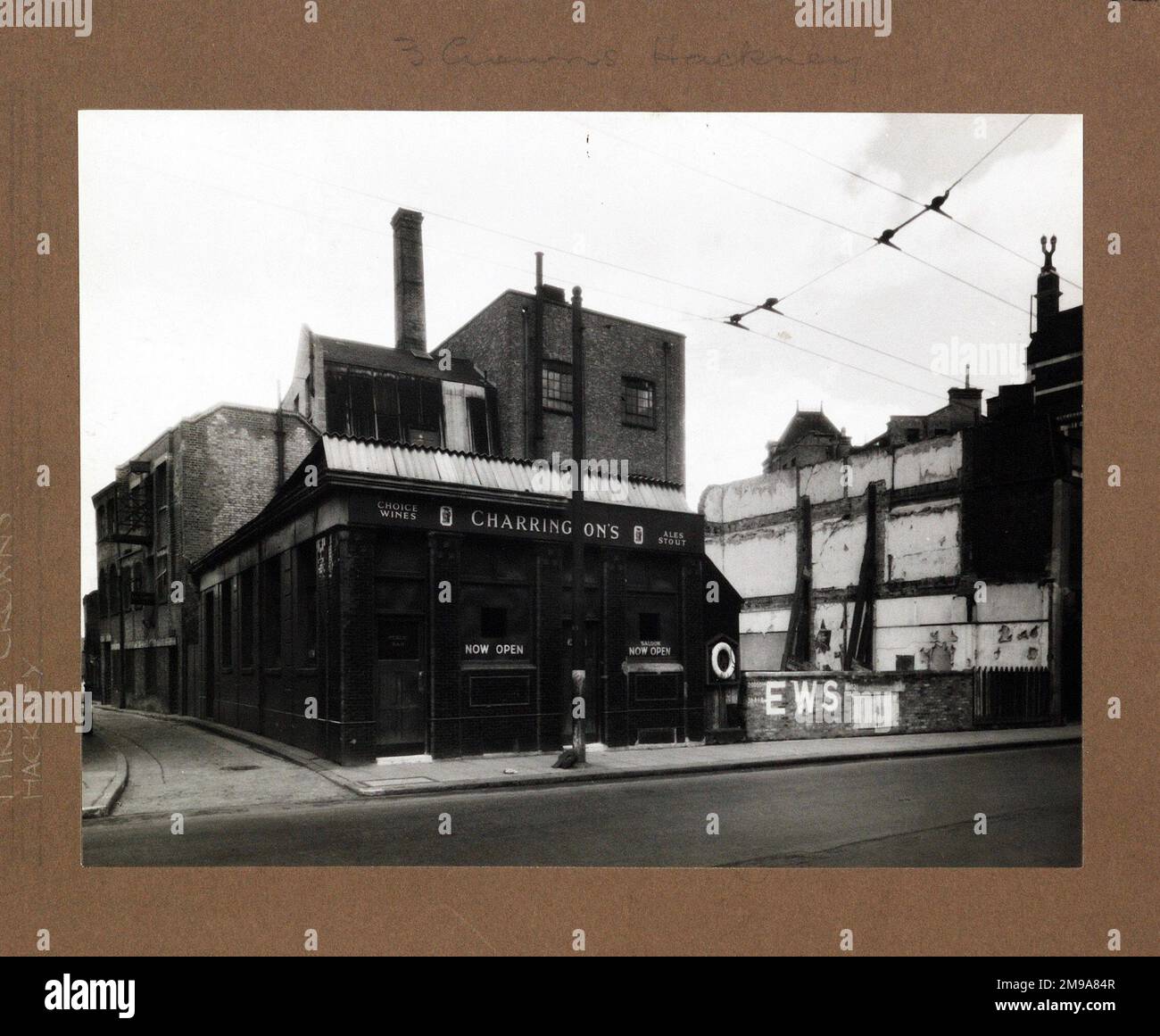 Fotografia di Brewery Tap PH, Hackney, Londra. Il lato principale della stampa (mostrato qui) raffigura: La faccia sinistra sulla vista del pub. Il retro della stampa (disponibile su richiesta) dettagli: Nothing for the Brewery Tap, Hackney, London E2 7AX. A partire da luglio 2018 . Demolito . Ora Haggerston Park Foto Stock