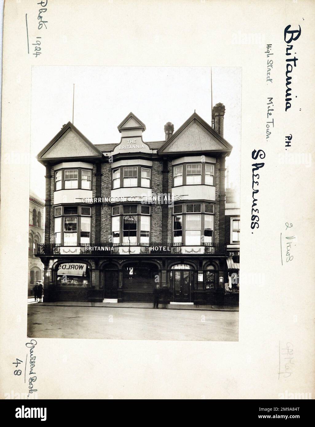 Fotografia di Britannia PH, Sheerness, Kent. Il lato principale della stampa (mostrato qui) raffigura: Faccia sulla vista del pub. Il retro della stampa (disponibile su richiesta) dettagli: Trading Record 1924 . 1931 per la Britannia, Sheerness, Kent ME12 1TX. A partire da luglio 2018 . Questo pub è stato chiuso intorno al 1990 ed è stato convertito in uso misto per la vendita al dettaglio e l'ufficio. Foto Stock