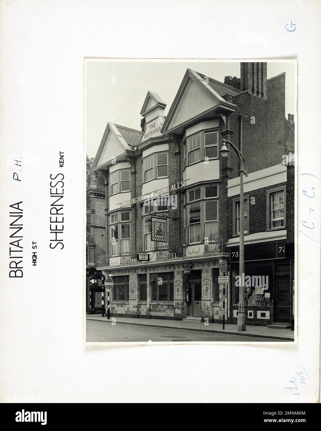 Fotografia di Britannia PH, Sheerness, Kent. Il lato principale della stampa (mostrato qui) raffigura: La faccia destra sulla vista del pub. Il retro della stampa (disponibile su richiesta) dettagli: Trading Record 1939 . 1961 per la Britannia, Sheerness, Kent ME12 1TX. A partire da luglio 2018 . Questo pub è stato chiuso intorno al 1990 ed è stato convertito in uso misto per la vendita al dettaglio e l'ufficio. Foto Stock