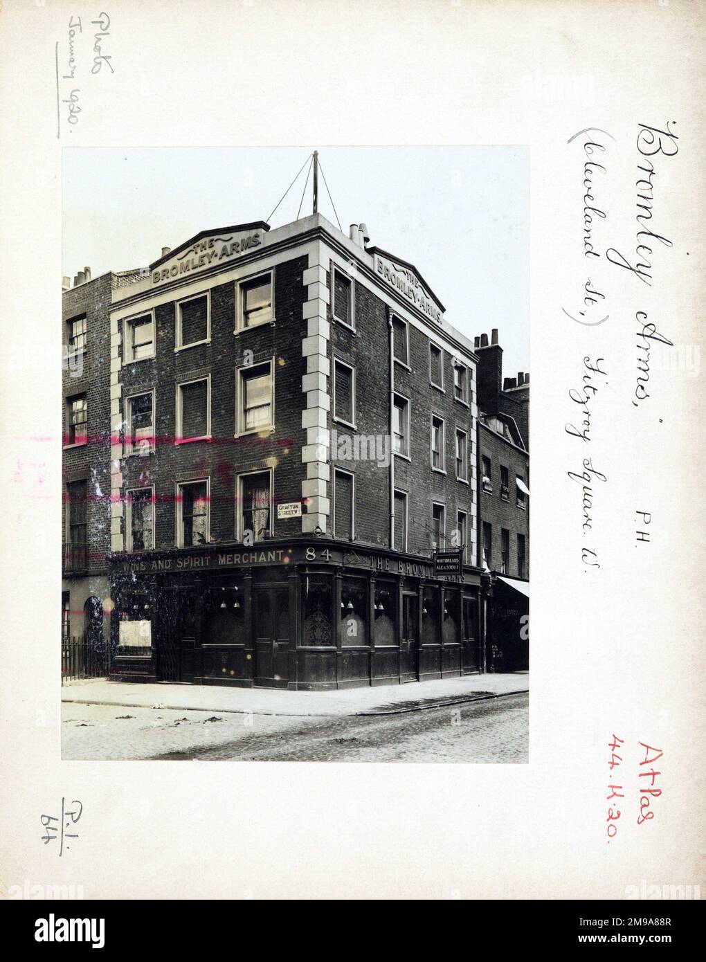 Fotografia di Bromley Arms, Euston, Londra. Il lato principale della stampa (mostrato qui) raffigura: Angolo sulla vista del pub. Il retro della stampa (disponibile su richiesta) dettagli: Trading Record 1929 . 1931 per The Bromley Arms, Euston, Londra W1T 6NG. A partire da luglio 2018 . Chiuso intorno al 2002 e convertito in ufficio. Foto Stock