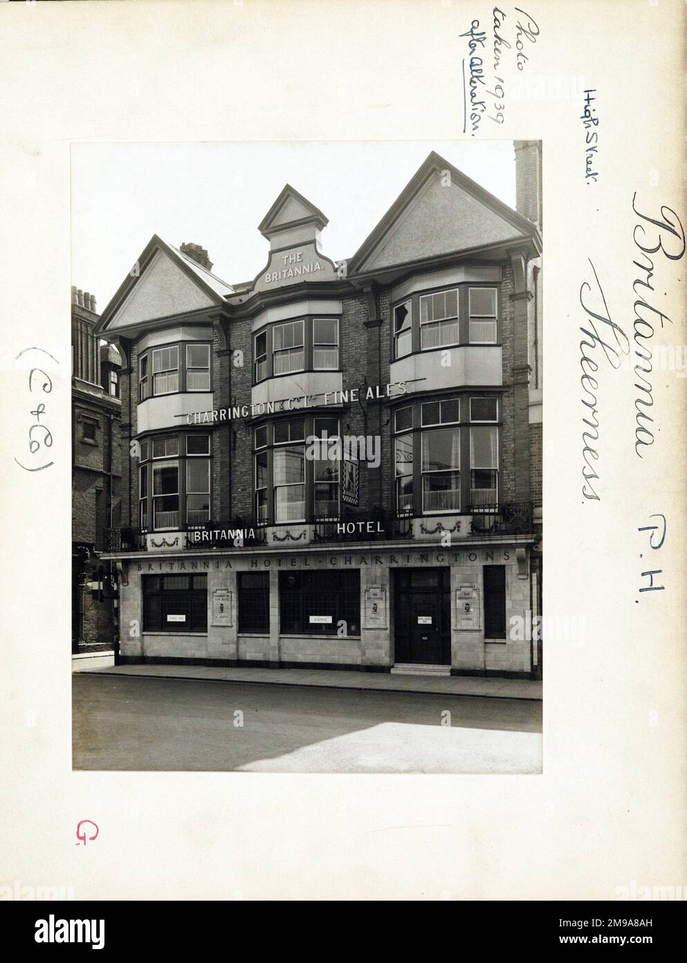 Fotografia di Britannia PH, Sheerness, Kent. Il lato principale della stampa (mostrato qui) raffigura: La faccia destra sulla vista del pub. Il retro della stampa (disponibile su richiesta) dettagli: Trading Record 1929 . 1957 per la Britannia, Sheerness, Kent ME12 1TX. A partire da luglio 2018 . Questo pub è stato chiuso intorno al 1990 ed è stato convertito in uso misto per la vendita al dettaglio e l'ufficio. Foto Stock