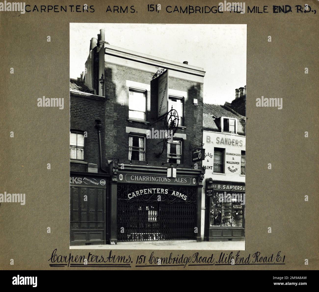 Fotografia di Carpenters Arms, Mile End Road, Londra. Il lato principale della stampa (mostrato qui) raffigura: La faccia sinistra sulla vista del pub. Il retro della stampa (disponibile su richiesta) dettagli: Niente per The Carpenters Arms, Mile End Road, Londra E1 5QS. A partire da luglio 2018 . Demolito Foto Stock