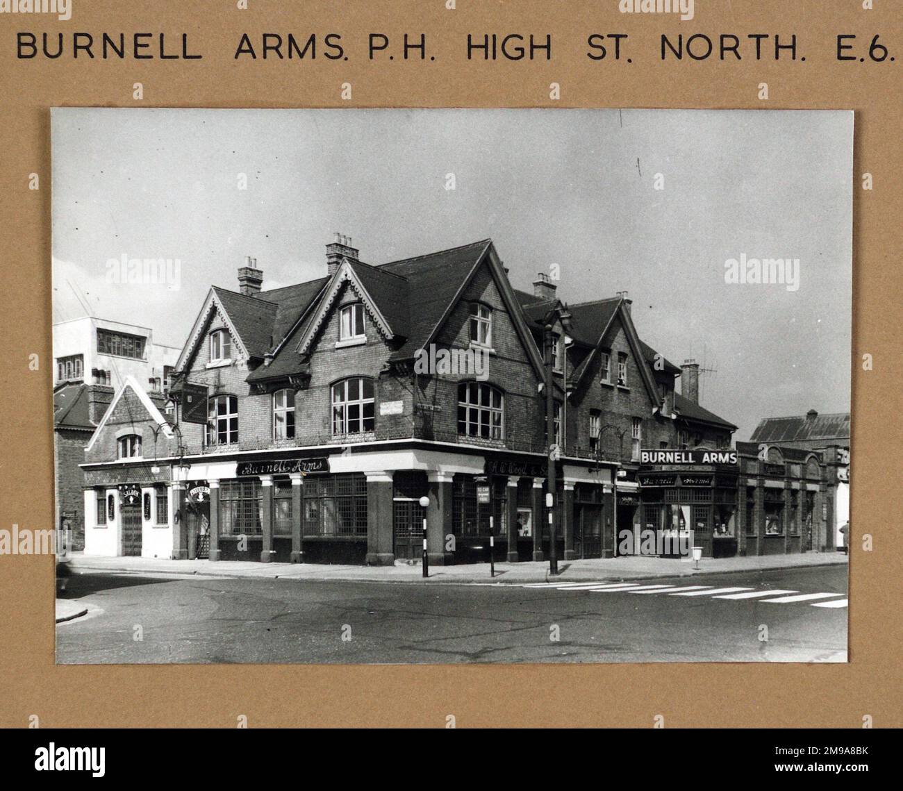 Fotografia di Burnell Arms, East Ham, Londra. Il lato principale della stampa (mostrato qui) raffigura: Angolo sulla vista del pub. Il retro della stampa (disponibile su richiesta) dettagli: Niente per il Burnell Arms, East Ham, Londra E12 6SJ. A partire da luglio 2018 . Demolito 2009. Ora un tempio indù. Foto Stock