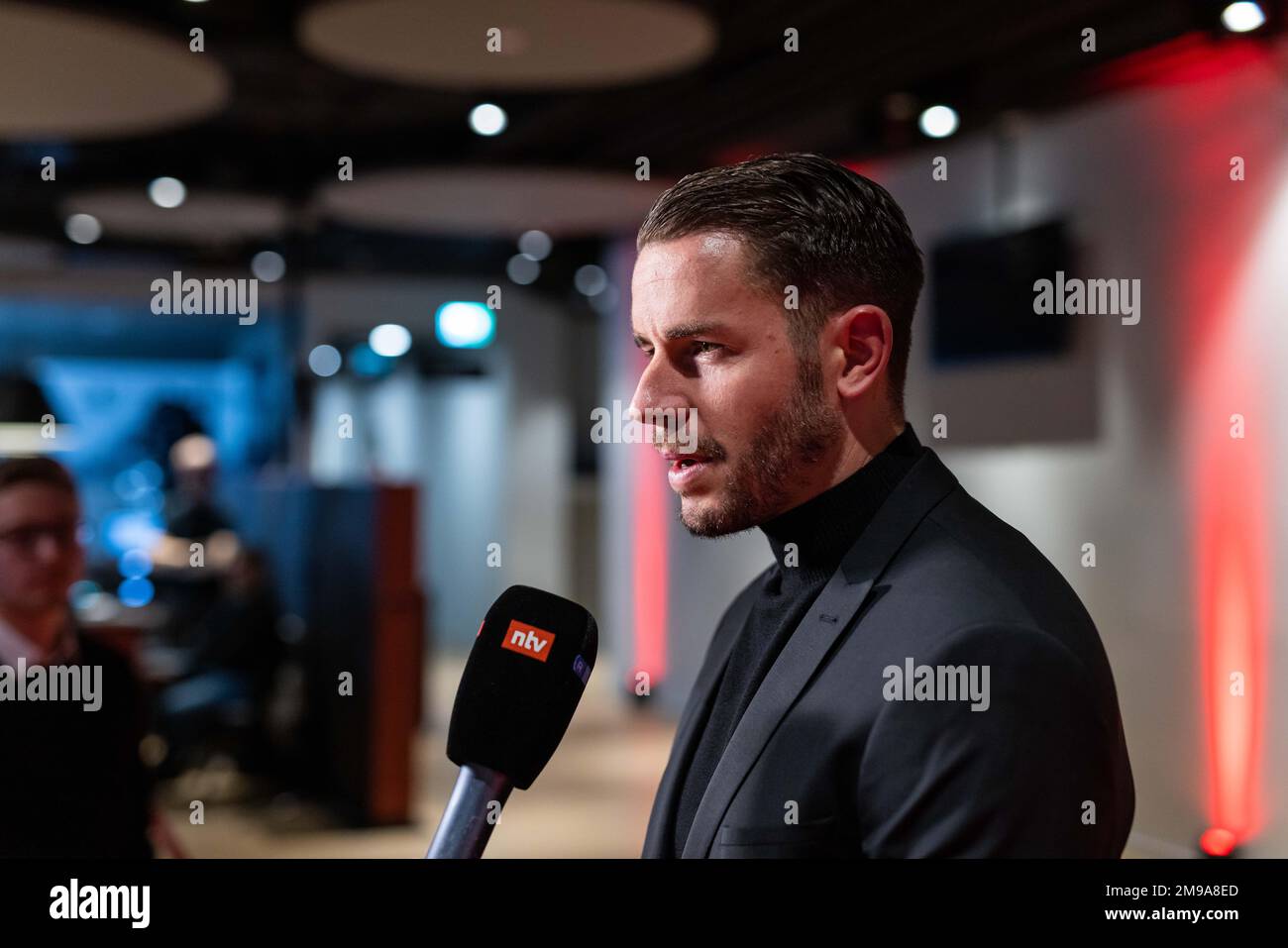 Friburgo, Germania. 17th Jan, 2023. Il calciatore Christian Günter si trova nella fase di preparazione di un gala di raccolta fondi per la Matthias Ginter Foundation presso lo stadio Europa Park di SC (Sportclub) Friburgo. La fondazione del calciatore professionista è stata fondata nel marzo 2018. Secondo le proprie informazioni, sostiene i bambini e i giovani mentalmente, fisicamente e socialmente svantaggiati nella zona di Friburgo. Credit: Philip von Ditfurth/dpa/Alamy Live News Foto Stock