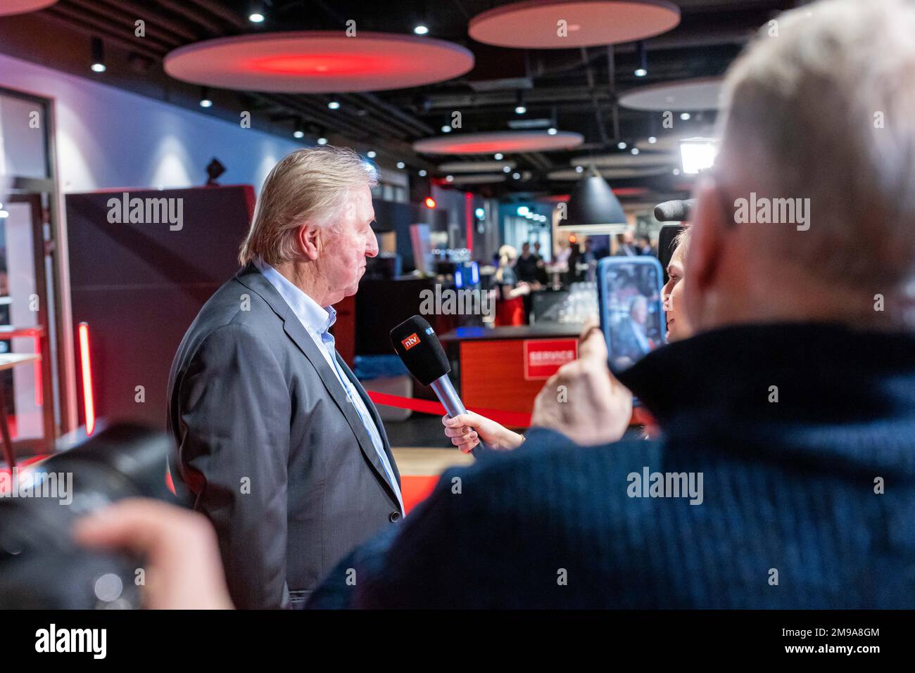 Friburgo, Germania. 17th Jan, 2023. Horst 'Hotte' Hrubesch si trova nella fase di preparazione di un gala di raccolta fondi per la Matthias Ginter Foundation presso lo stadio Europa Park di SC (Sportclub) Friburgo. La fondazione del calciatore professionista è stata fondata nel marzo 2018. Secondo le proprie informazioni, sostiene i bambini e i giovani mentalmente, fisicamente e socialmente svantaggiati nella zona di Friburgo. Credit: Philip von Ditfurth/dpa/Alamy Live News Foto Stock