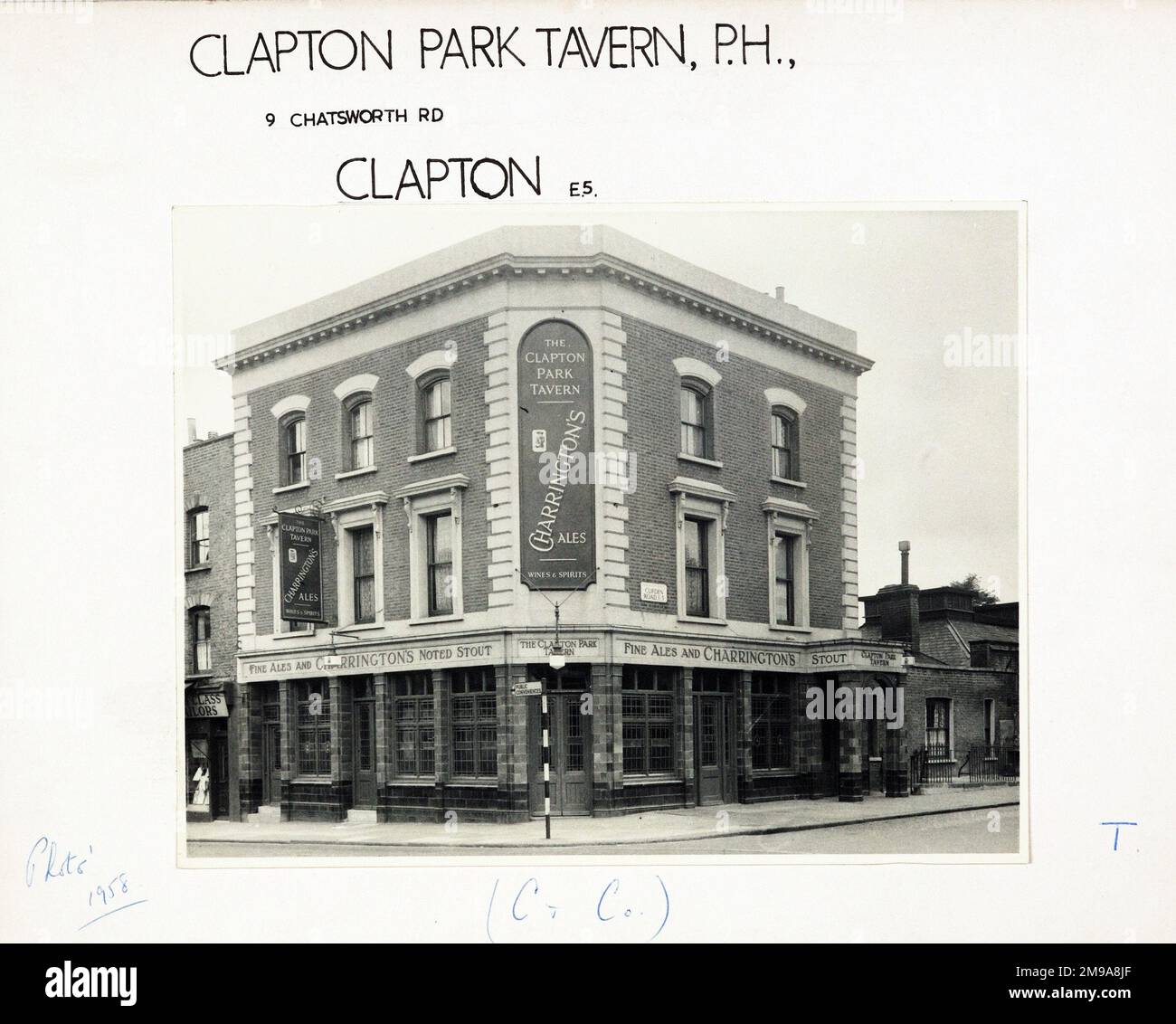Fotografia di Clapton Park Tavern , Lower Clapton, Londra. Il lato principale della stampa (mostrato qui) raffigura: Angolo sulla vista del pub. Il retro della stampa (disponibile su richiesta) dettagli: Trading Record 1934 . 1961 per la Clapton Park Tavern, Lower Clapton, Londra E5 0LH. A partire da luglio 2018 . Chiuso e ora un ristorante Pizza. Verendi nel 2014 Foto Stock