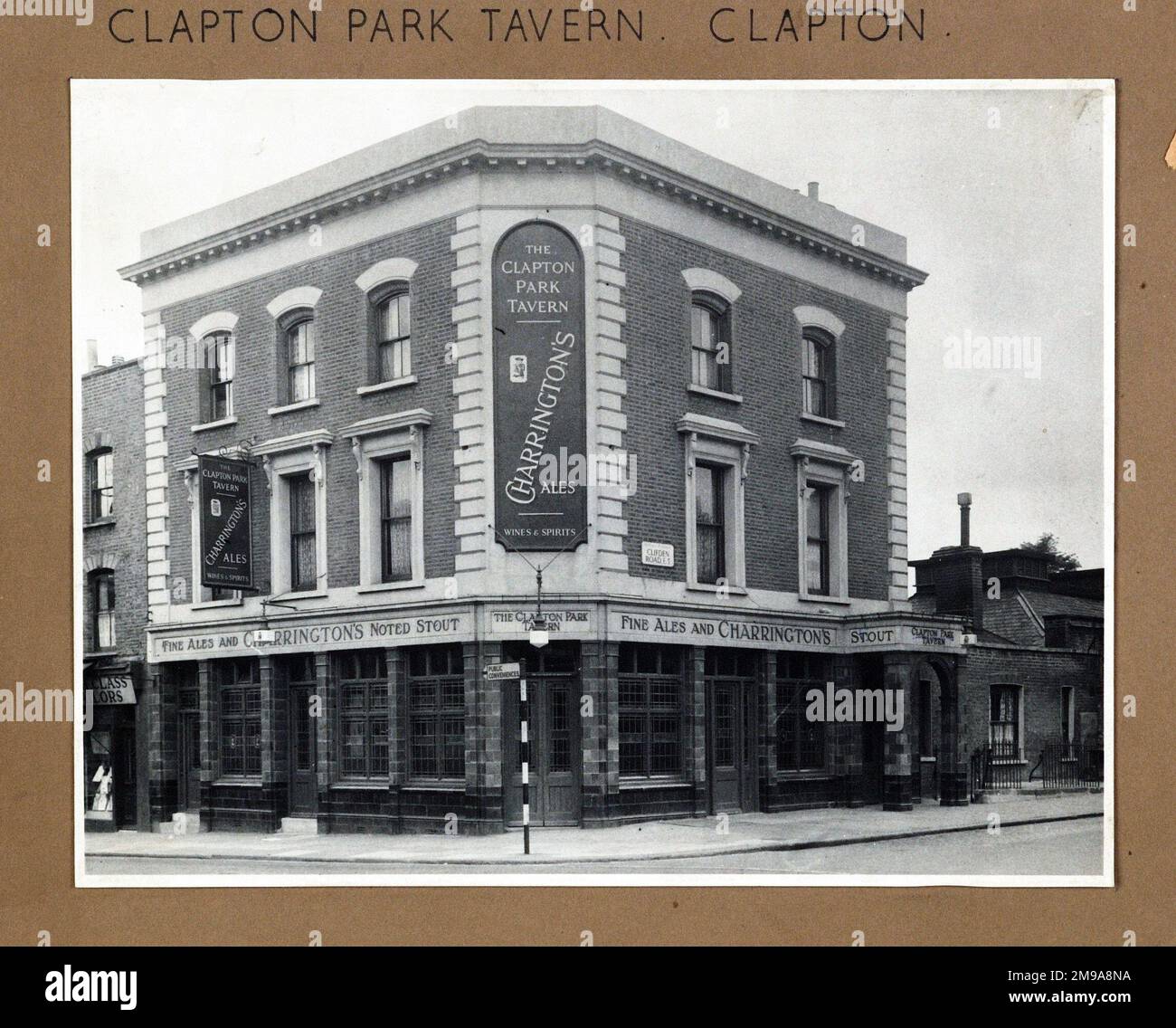 Fotografia di Clapton Park Tavern , Lower Clapton, Londra. Il lato principale della stampa (mostrato qui) raffigura: Angolo sulla vista del pub. Il retro della stampa (disponibile su richiesta) dettagli: Niente per la Clapton Park Tavern, Lower Clapton, Londra E5 0LH. A partire da luglio 2018 . Chiuso e ora un ristorante Pizza. Verendi nel 2021 Foto Stock