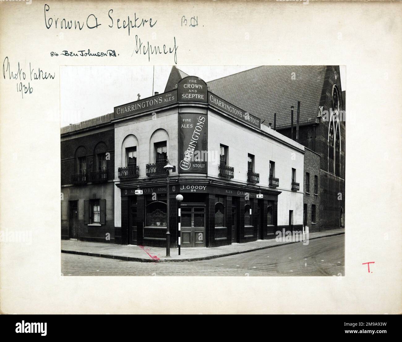 Fotografia di Crown & Sceptre PH, Stepney, Londra. Il lato principale della stampa (mostrato qui) raffigura: Angolo sulla vista del pub. Il retro della stampa (disponibile su richiesta) dettagli: Trading Record 1934. 1961 per The Crown & Sceptre, Stepney, Londra E1 4QH. A partire da luglio 2018 . Convertito in un negozio di pollo fritto 1996. Foto Stock